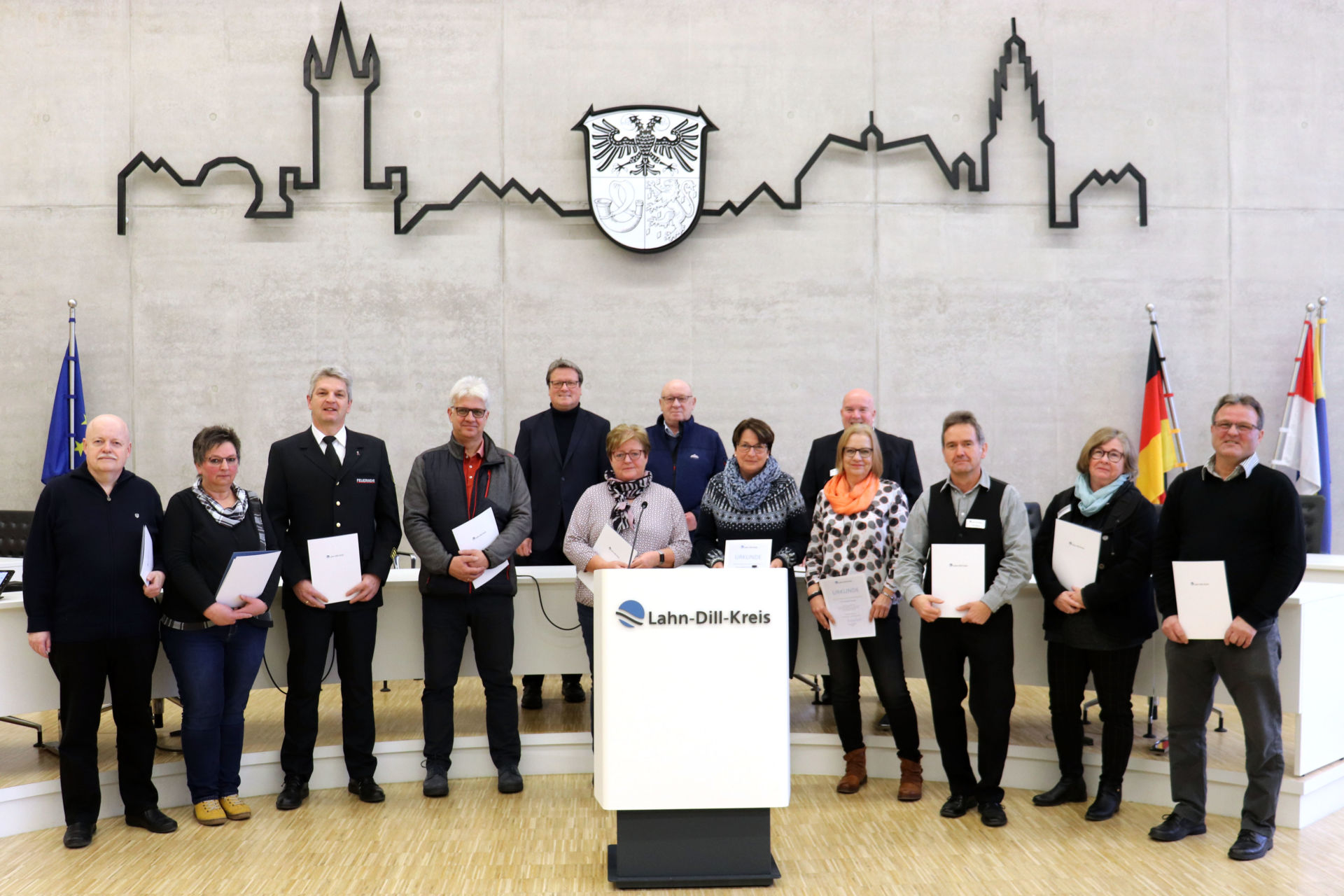 Geehrte (vorn v.l.): Stefan Heimann, Sonja Hofmann, Harald Stürtz, Siegfried Pilawa, Angela Sturm, Christiane Teschauer-Selzer, Stefanie Schobel, Thorsten Simon, Jutta Ringsdorf-Bürgel, Jürgen Stach. Gratulanten: Roland Esch, Wolfgang Schuster und Olaf Schmidt. Foto: Lahn-Dill-Kreis