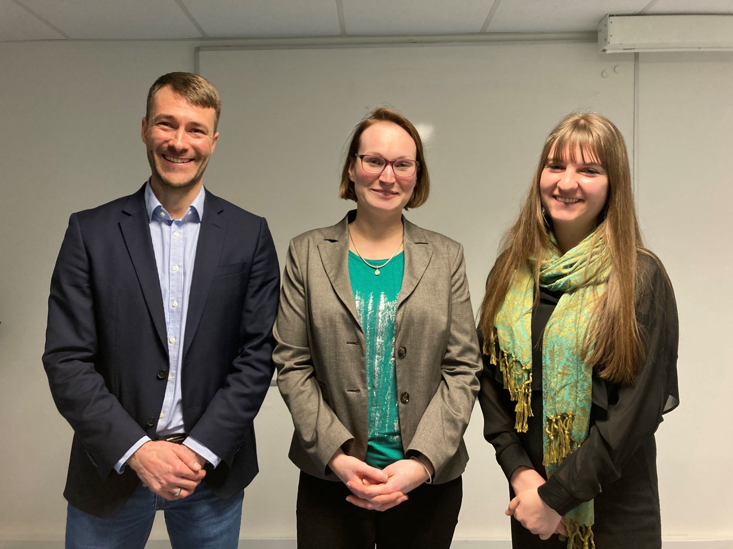 Die Referierenden Sven Daniel (li.) und Julia Hiepel (Mitte) informieren im Haus der Prävention über die „Neue Rechte“. Zu diesem Vortrag hat DEXT-Fachstellenleiterin Melina Schmidt eingeladen und den Abend moderiert. Foto: Lahn-Dill-Kreis