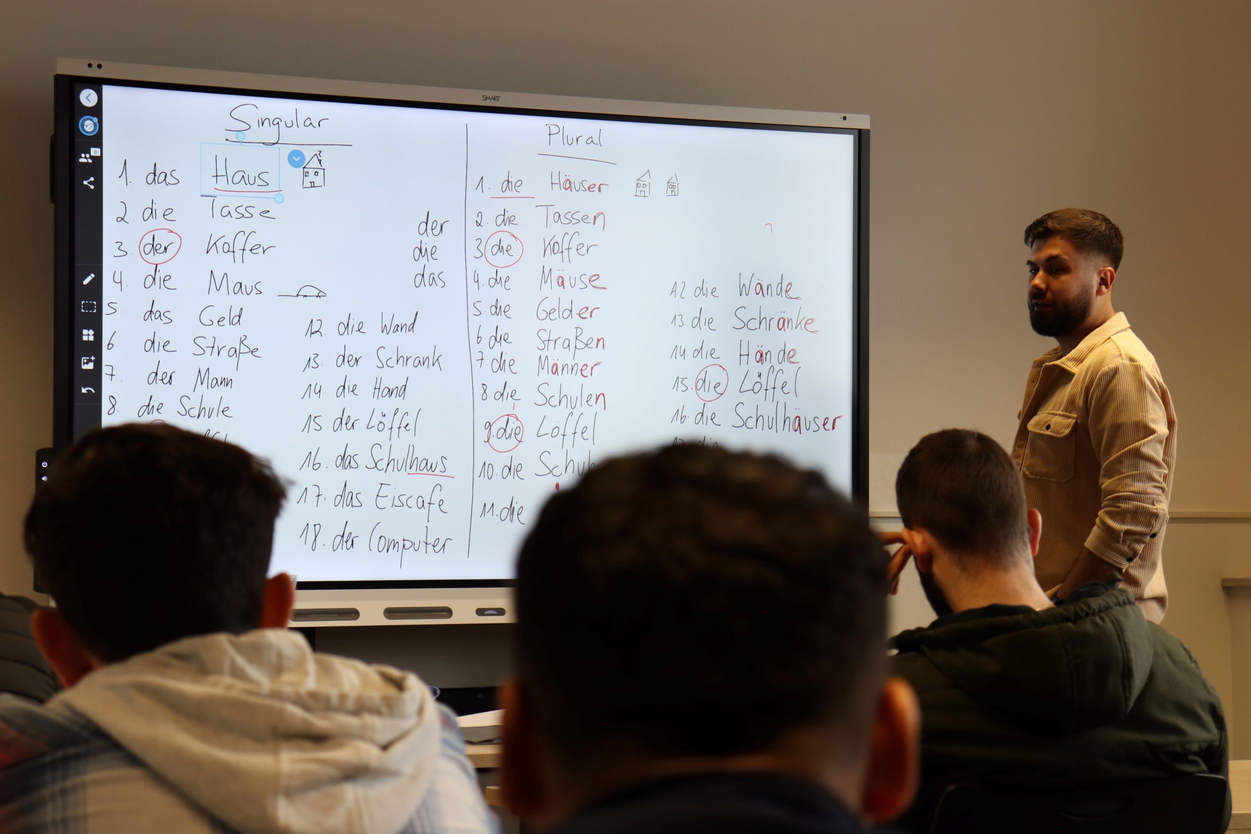 Sezer Ertürk unterrichtet aktuell die ersten Geflüchteten in Deutsch. Nach vier Wochen wechseln sie in die GWAB-eigenen Betriebe. Foto: Lahn-Dill-Kreis