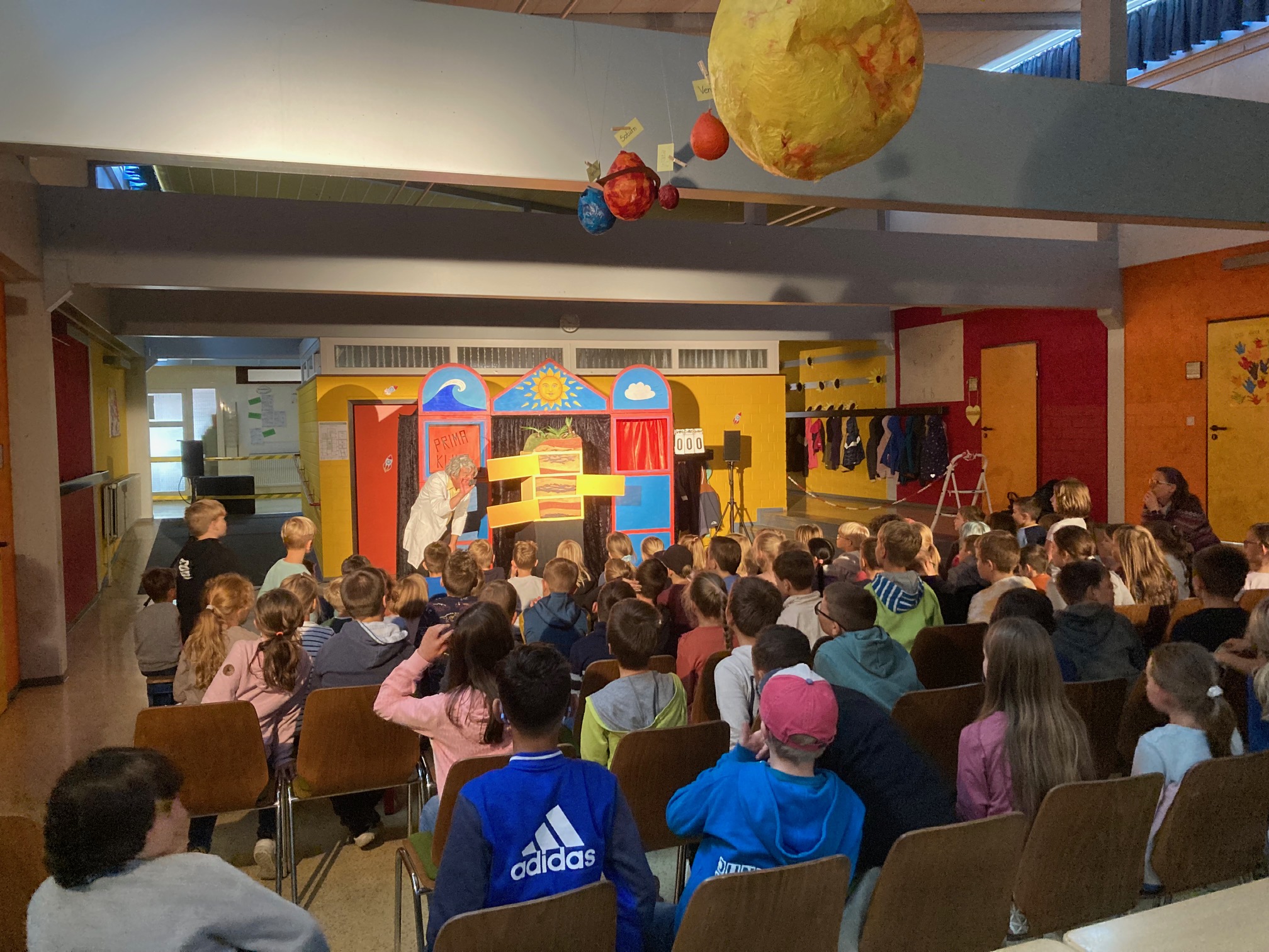Die Kinder der Mittelpunkt-Grundschule in Haiger-Dillbrecht hören gespannt Professor Pfiffikus‘ Erklärungen zu. Foto: Lahn-Dill-Kreis/Jacob Manderbach