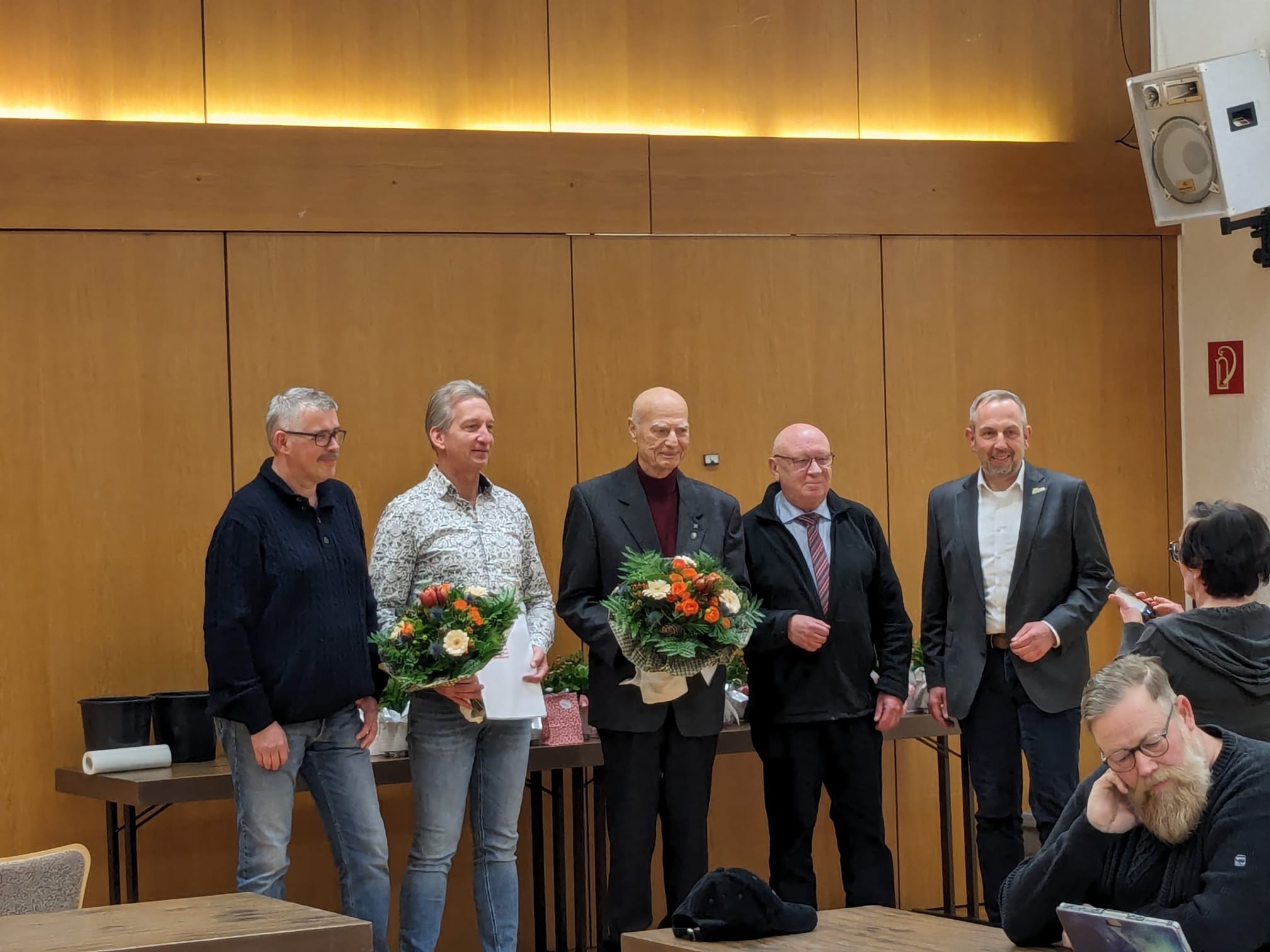 Die Gratulanten und die Geehrten (von links): Stefan Schaub (Vorsitzender der Gemeindevertretung), Pascal Borchardt, Hans Ullrich, Landrat Wolfgang Schuster und Bürgermeister Markus Ebertz. Foto: Gemeinde Hohenahr/Markus Ebertz