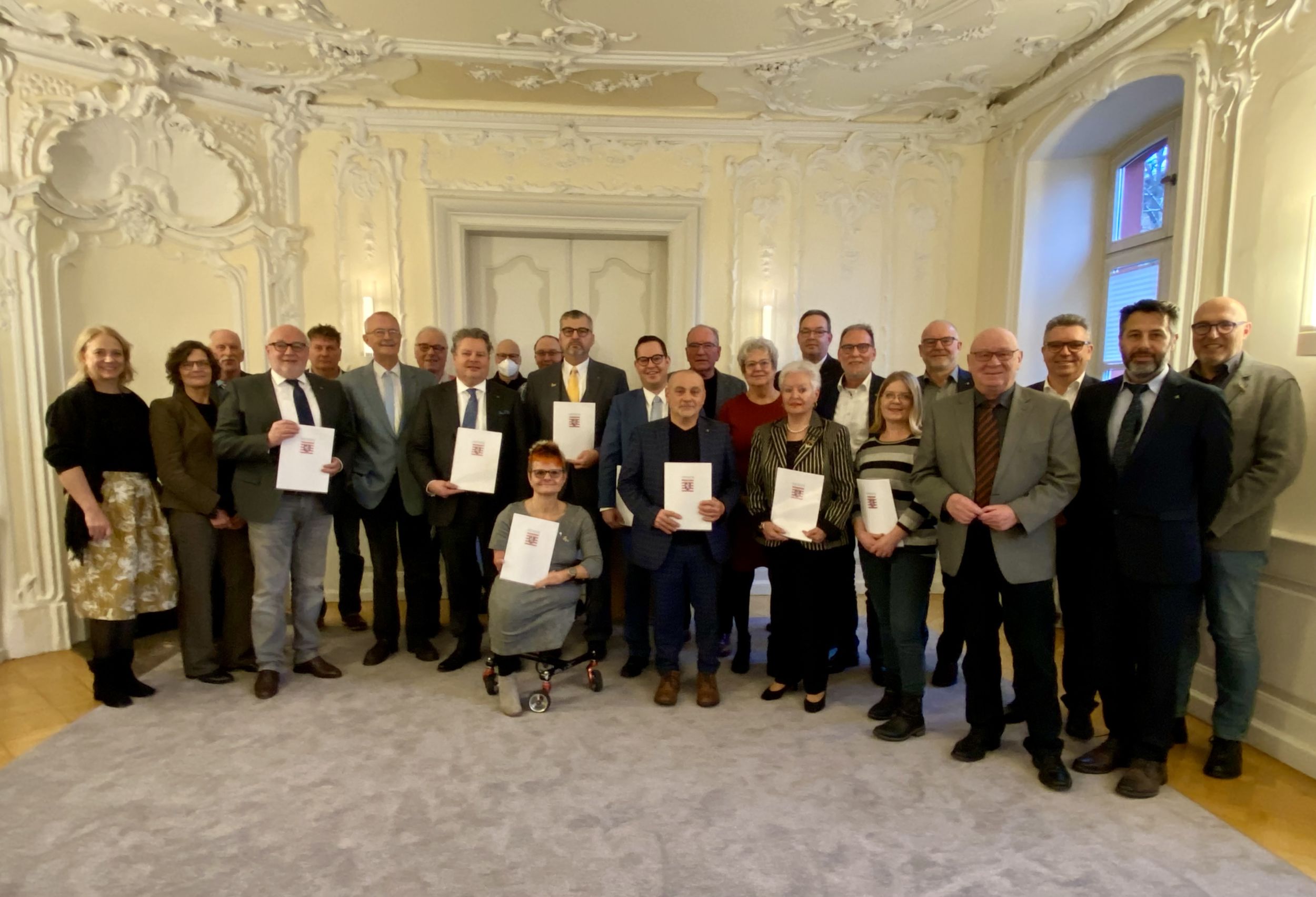 Landrat Wolfgang Schuster und Bürgermeister Michael Lotz verleihen verdienten Kommunalpolitikerinnen und -politikern aus Dillenburg den Ehrenbrief des Landes Hessen im Prinzensaal des Landgestüts. Foto: Oranienstadt Dillenburg/Anja Graser