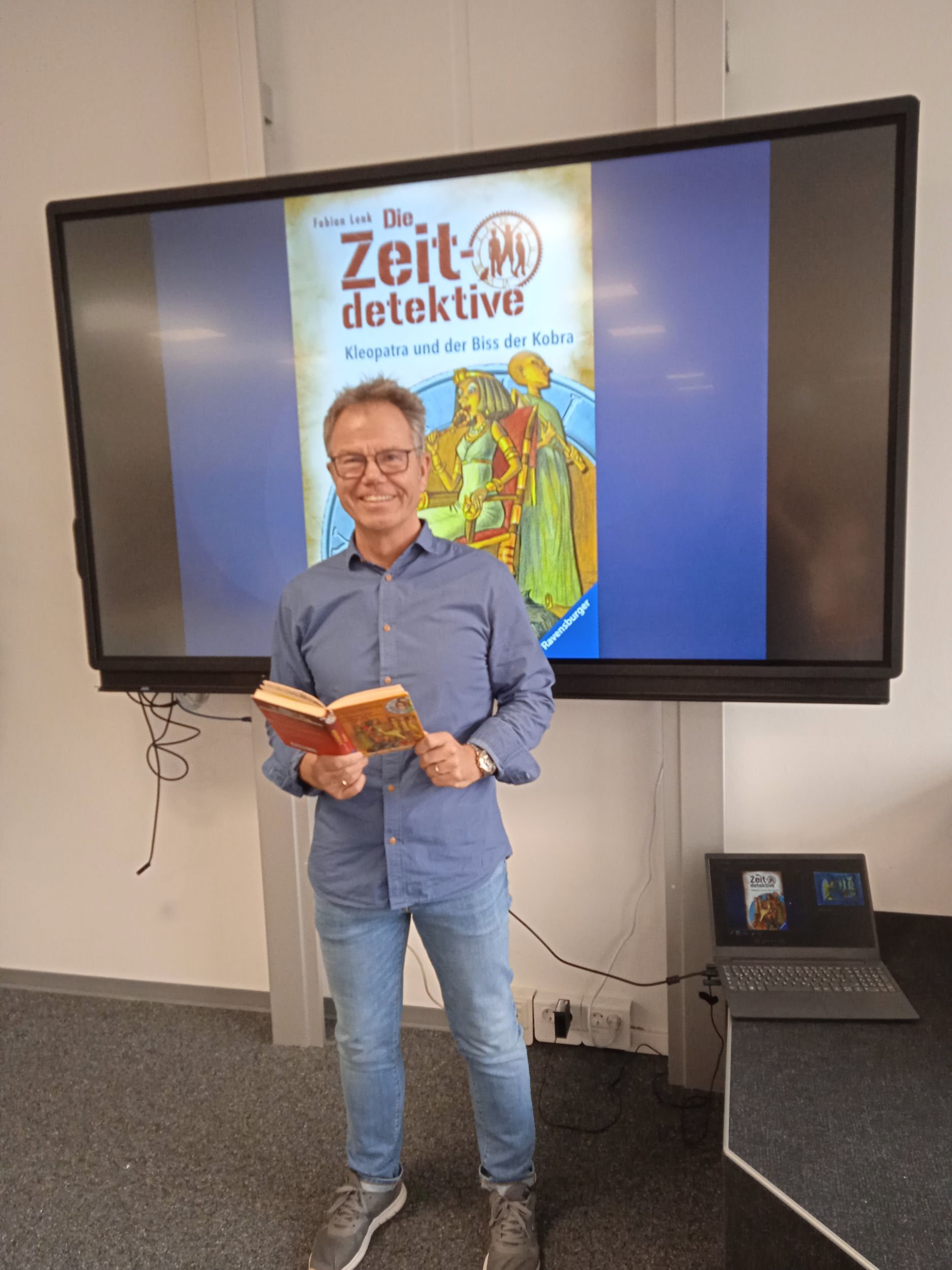 Autor Fabian Lenk begeistert rund 750 Schülerinnen und Schüler an den weiterführenden Schulen im Lahn-Dill-Kreis. Foto: Lahn-Dill-Kreis/IMeNS