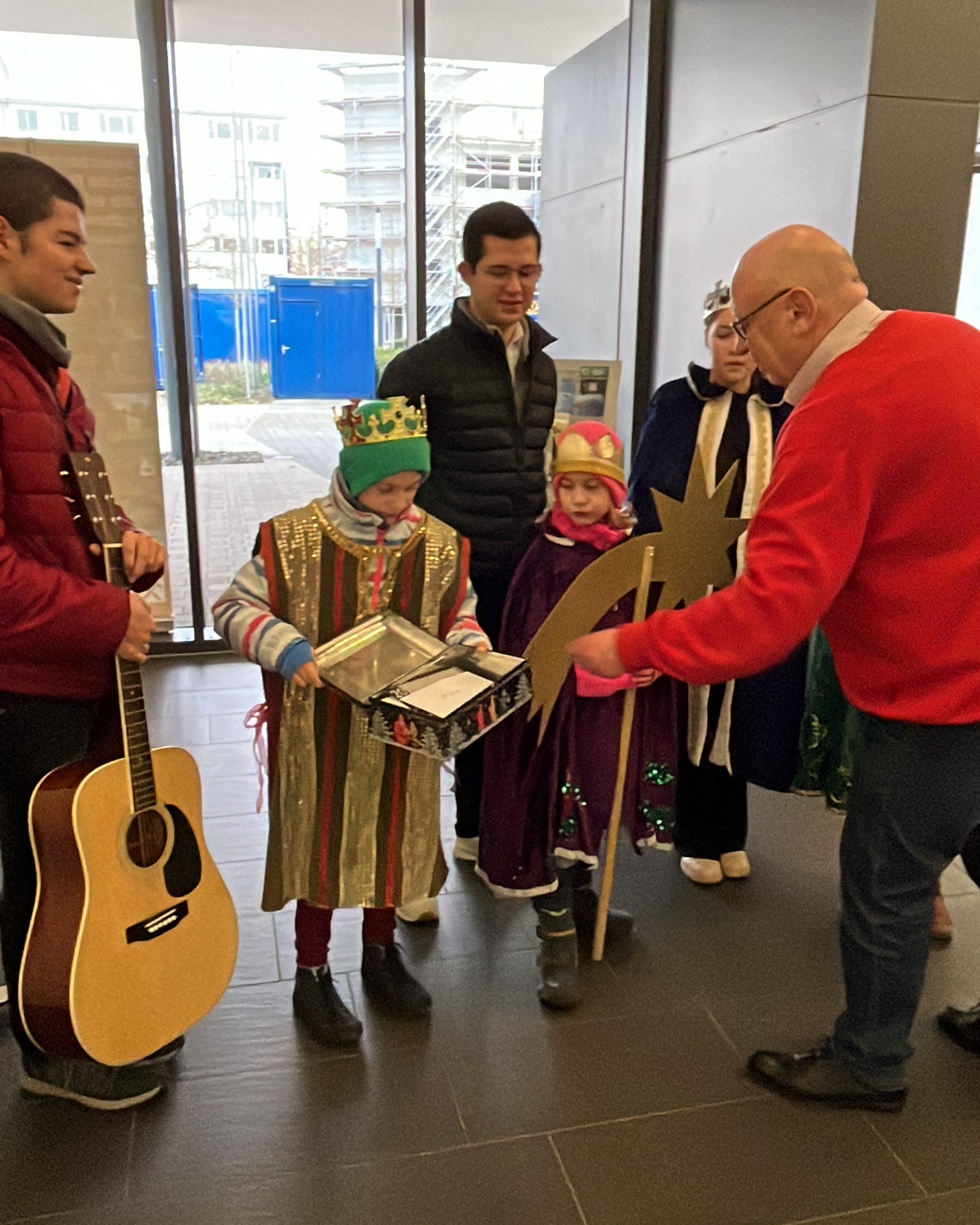 Landrat Wolfgang Schuster überreichte den Sternsingern eine Spende im Namen der Kreisverwaltung. Foto: Lahn-Dill-Kreis/Marie-Therese Koch