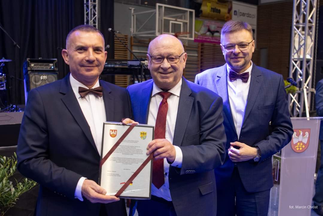 Mariusz Zgainski, Landrat des Landkreises Grodzisk, würdigt das Engagement von Wolfgang Schuster, gemeinsam mit dem Vorsitzenden des Kreistages des Landkreises Grodzisk, Sebastian Skrzypczak. (Foto: Landkreis Grobzisk, Polen)