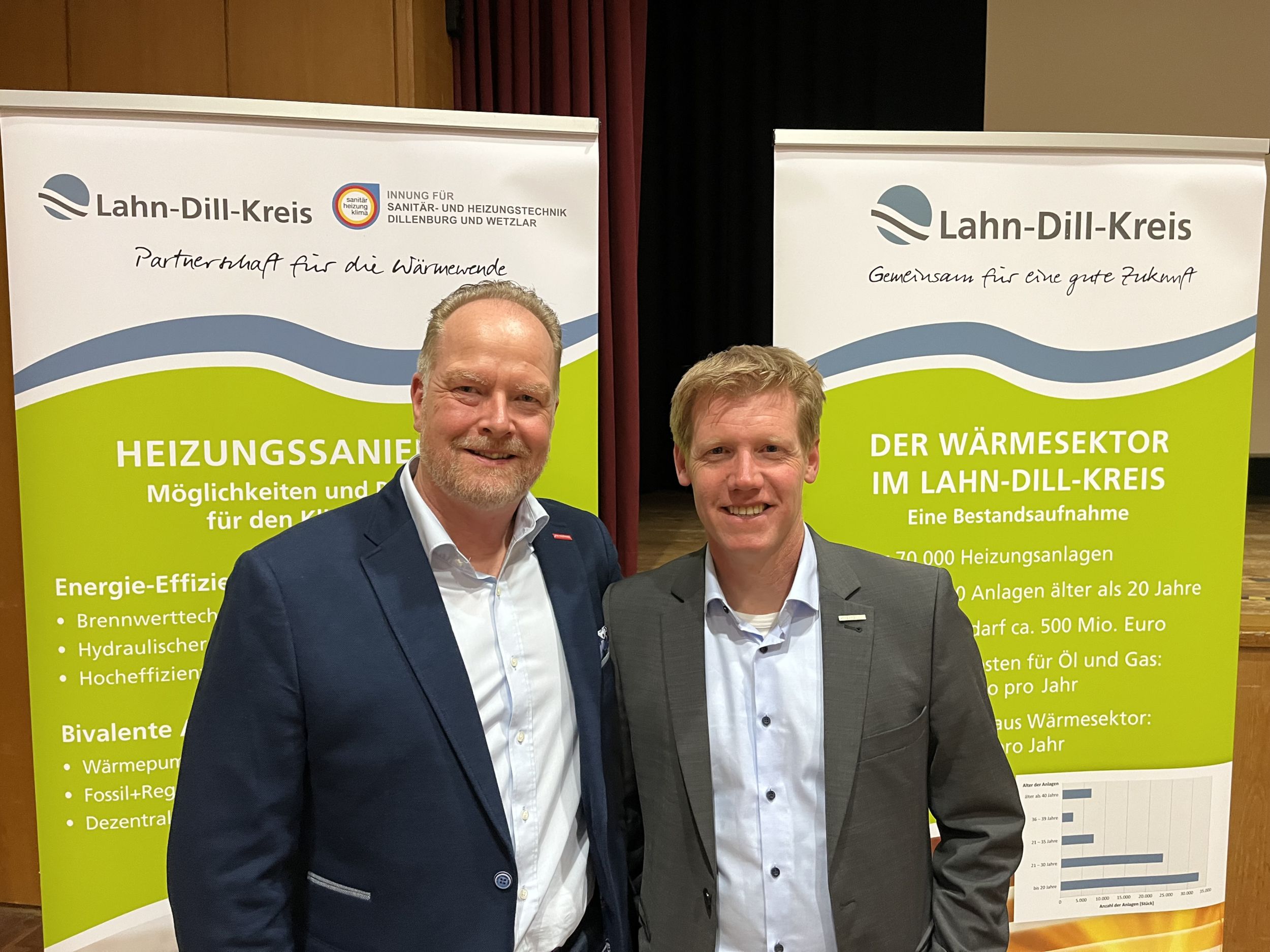 Innungsobermeister Klaus Schmidt und Kreis-Klimaschutzmanager Ingo Dorsten informieren und beraten über Heizungstausch und Energiesparmöglichkeiten beim Heizen. (Foto: Lahn-Dill-Kreis/Nicole Zey)