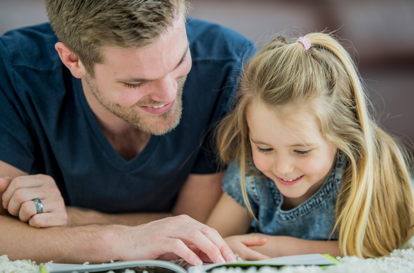 Vorlesen stärkt nicht nur die Bindung zwischen Eltern und Kindern, sondern fördert auch die Bildungschancen der Jüngsten. Foto: FatCamera von Getty Images Signature via canva.com