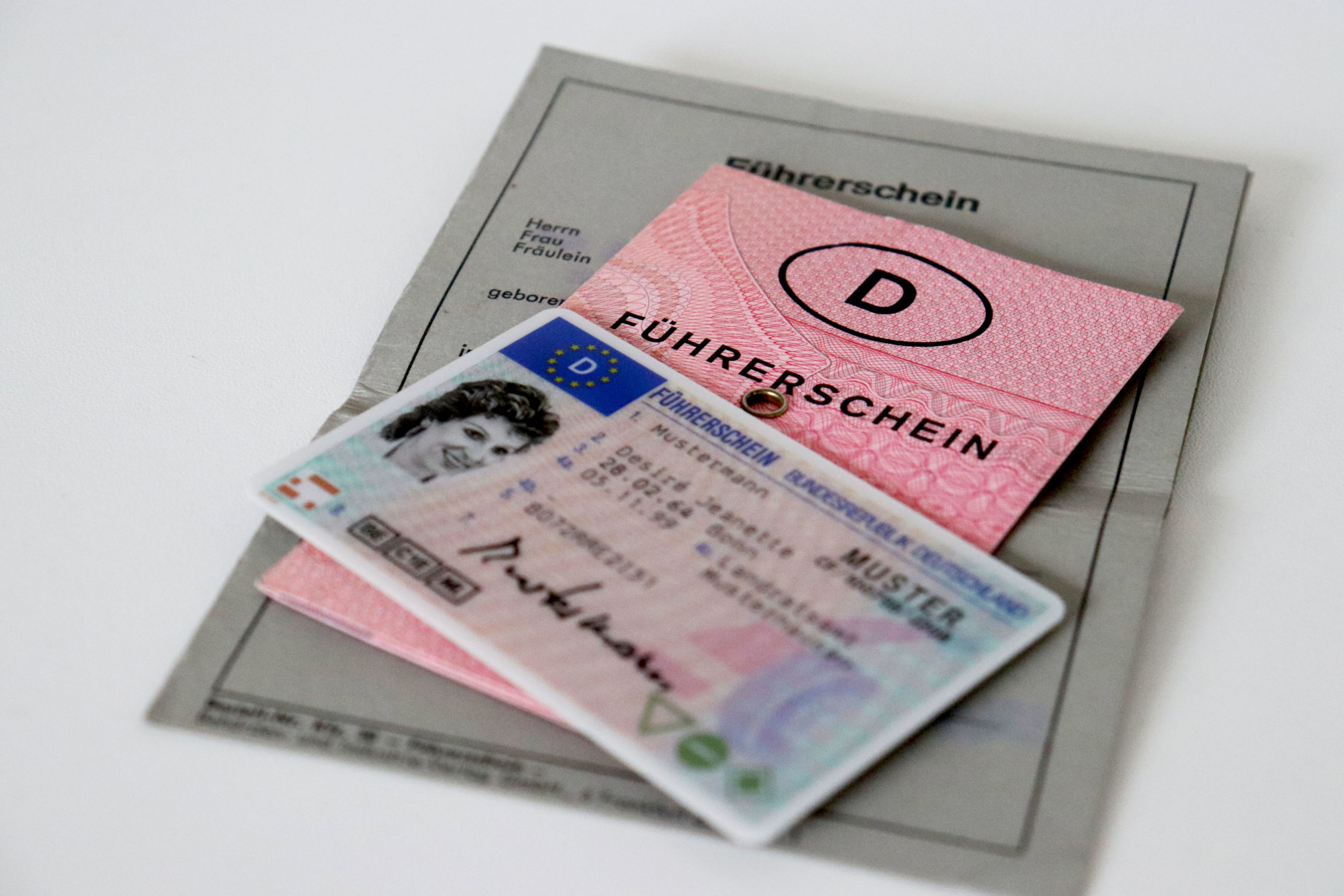 Der Umtausch des alten Führerscheins gegen den neuen EU-Führerschein kann auch online beantragt werden. Foto: Lahn-Dill-Kreis