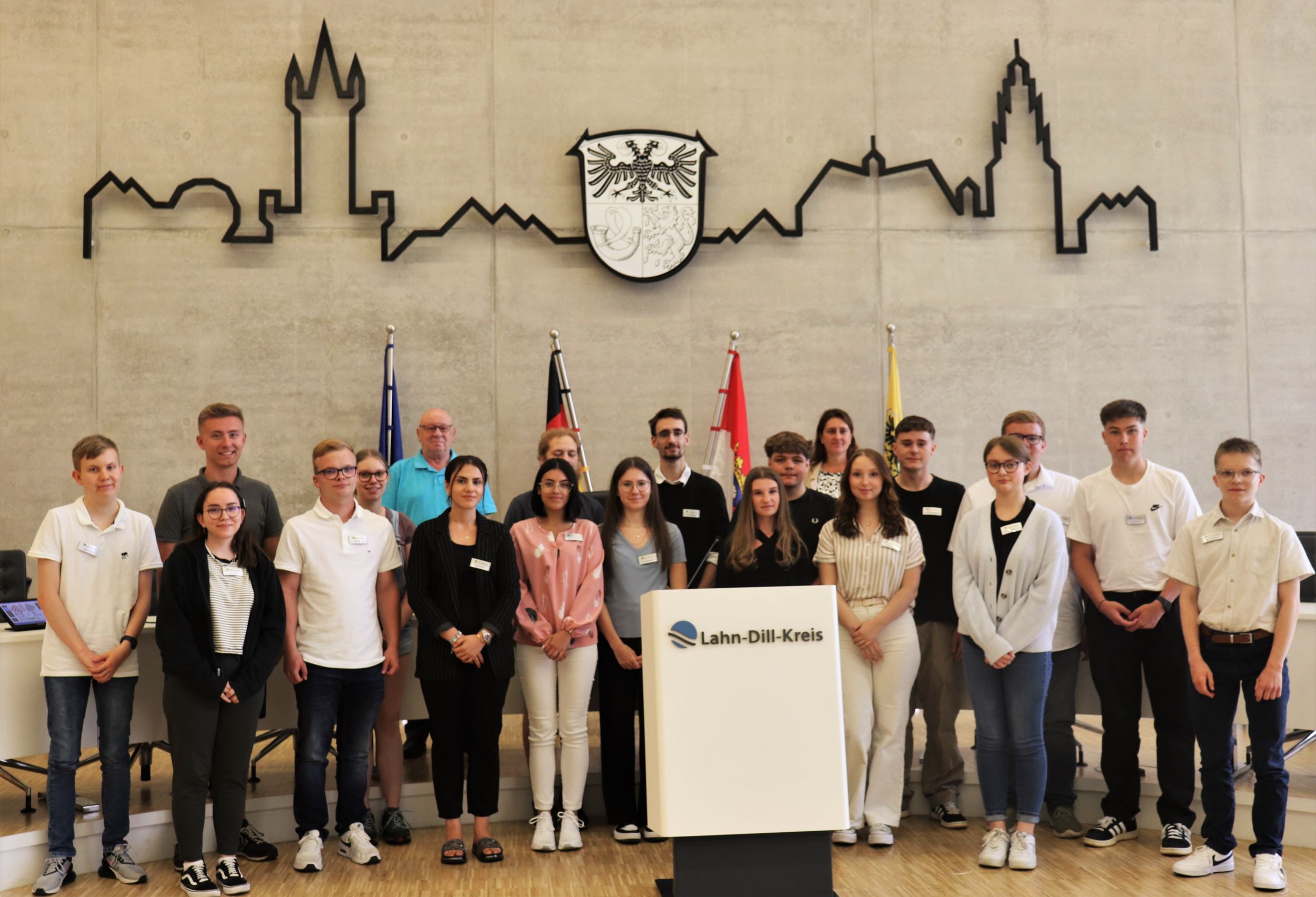 Landrat Wolfgang Schuster begrüßt die 20 neuen Kolleginnen und Kollegen, die in diesem Jahr ihre Ausbildung bzw. ihr duales Studium bei der Kreisverwaltung begonnen haben. Foto: Lahn-Dill-Kreis