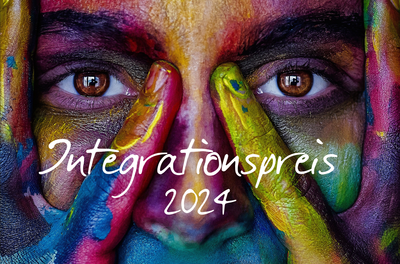 Coverbild Integrationspreis 2024 mit Schriftzug und einem bunt angemalten Gesicht im Hintergrund.