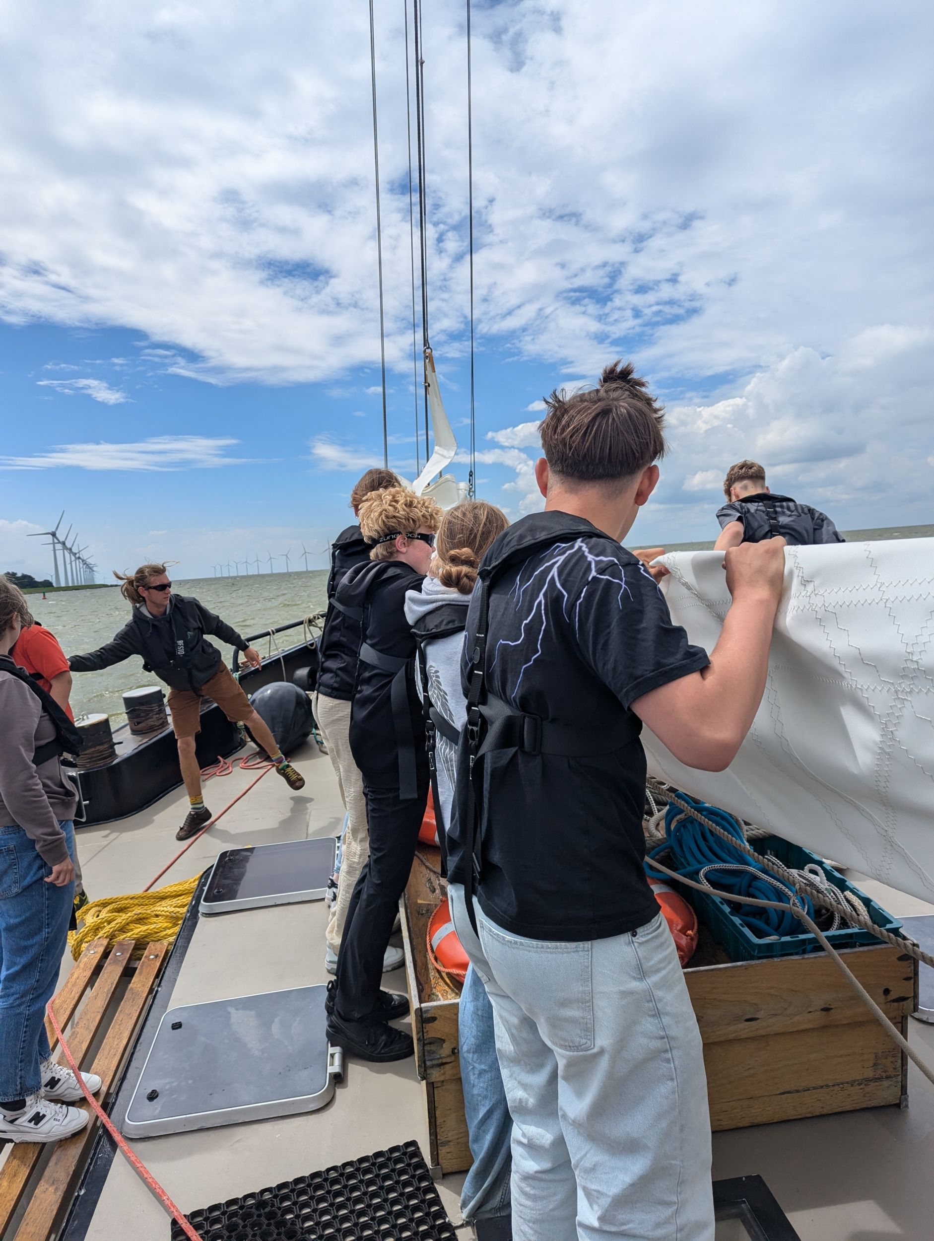 Bei der Segelfreizeit auf dem Ijesselmeer mussten die Jugendlichen mitanpacken und Verantwortung übernehmen. Foto: Lahn-Dill-Kreis