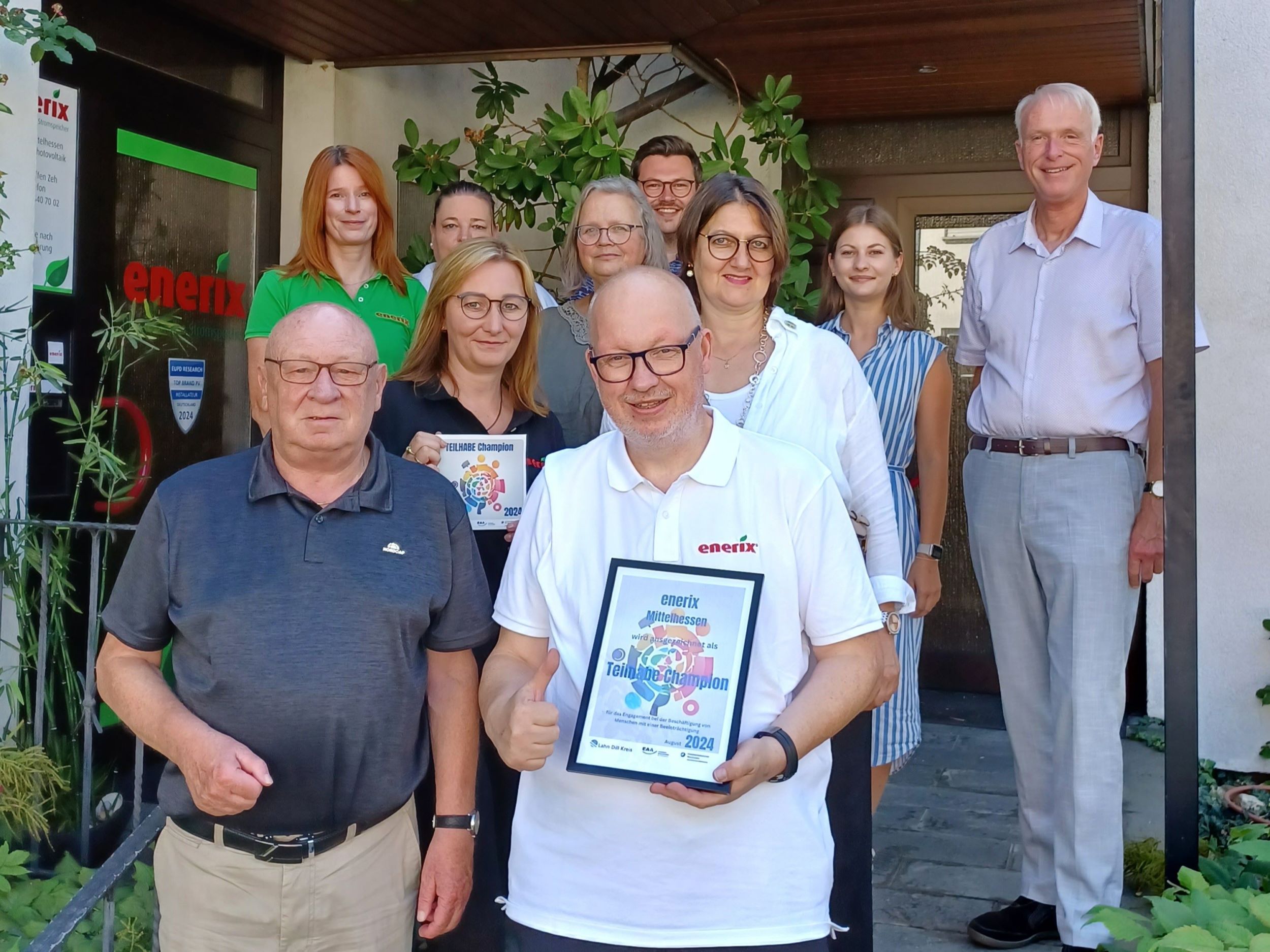 Freuen sich, dass Enerix Mittelhessen als Teilhabechampion ausgezeichnet wurde: Erste Reihe von links. Wolfgang Schuster, Steffen Zeh; zweite Reihe von links: Maria Läufer, Monika Mundt (Einheitliche Ansprechstelle für Arbeitgeber), Katja Gronau, Dritte Reihe von links: Michaela Behmel (Enerix Mittelhessen), Constanze Rücker-Zeh, Johannes Krätzer (Handwerkskammer Wiesbaden, Fachberater für Inklusion), Kim Stahl (Wirtschaftsförderung Lahn-Dill-Kreis, Stephan Aurand. Foto: Lahn-Dill-Kreis