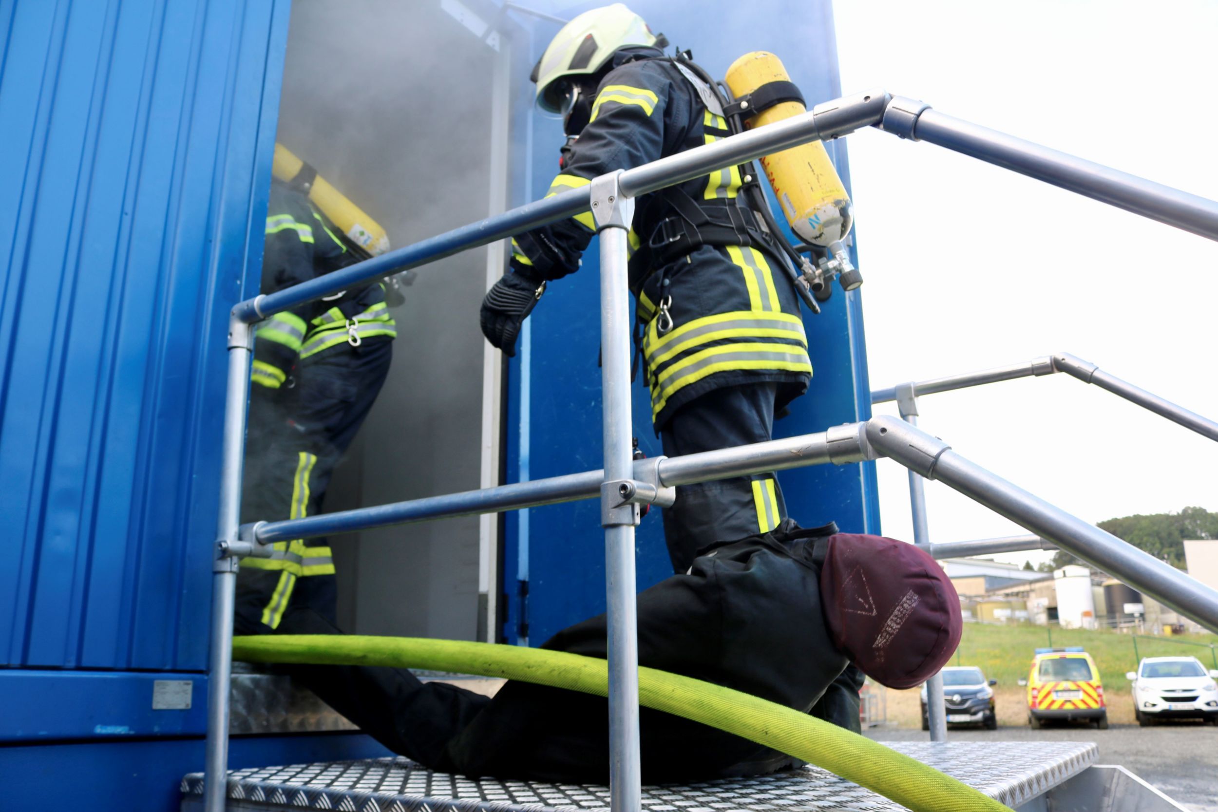 Im ersten Teil der Simulation üben die Feuerwehrleute, eine bewusstlose Person aus einem Raum voller Rauch zu retten. Foto: Lahn-Dill-Kreis