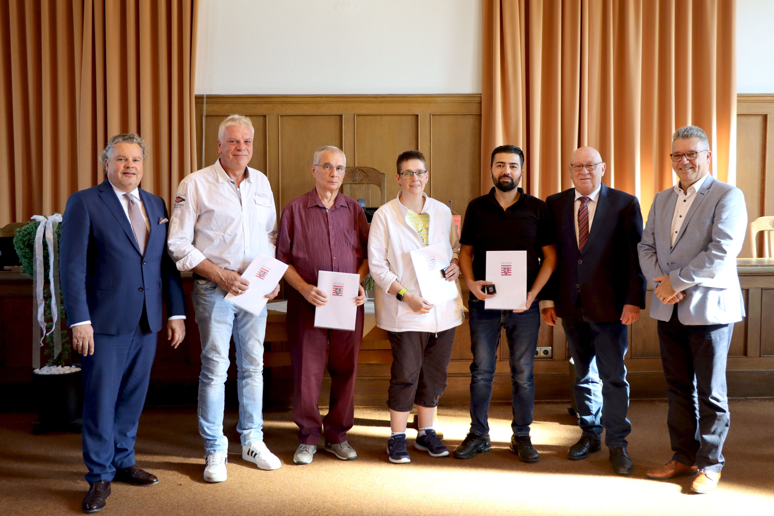 Wolfgang Schuster (2. v. r.), Michael Lotz (rechts) und Klaus-Achim Wendel (links) gratulierten Udo Ahlbrecht (3. v. l.), Ali Alici (3. v. r.), Horst-Hermann Beckmann (2. v. l.), und Simone Hille-Zauberys (mitte) zum Ehrenbrief des Landes Hessen. Foto: Lahn-Dill-Kreis