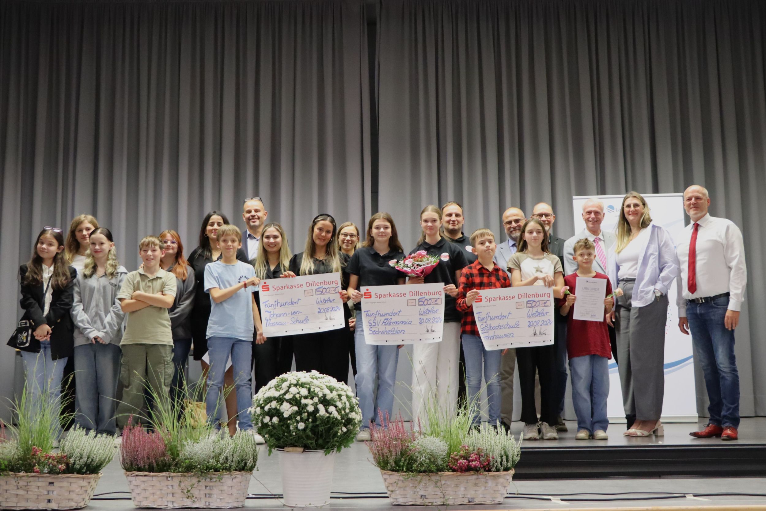 Freuten sich über je 500 Euro Preisgeld: die Preisträgerinnen und Preisträger der Johann-von-Nassau-Schule Dillenburg, der SSV Allemannia Sechshelden und der Goldbachschule Frohnhausen. Foto: Lahn-Dill-Kreis