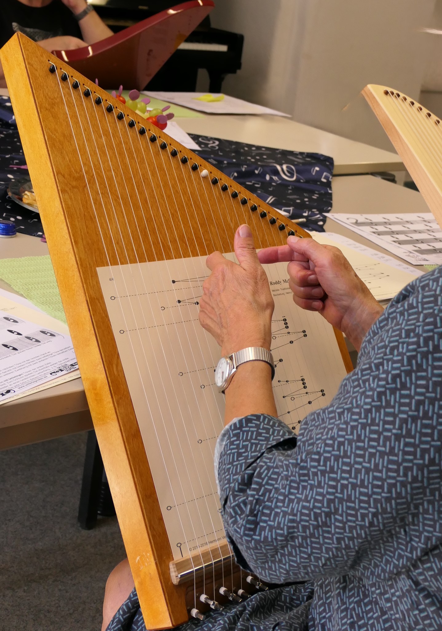 Die Wetzlarer Musikschule Lahn-Dill bietet einen Tischharfen-Kurs an. Foto: Wetzlarer Musikschule Lahn-Dill