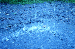 Starke Regenfälle, Sturzfluten und Hochwasser sind auch im Lahn-Dill-Kreis keine Seltenheit. Ein neues Warnsystem kann die Bevölkerung frühzeitig informieren. Foto: Muhammad David Adam von Getty Images via canva.com