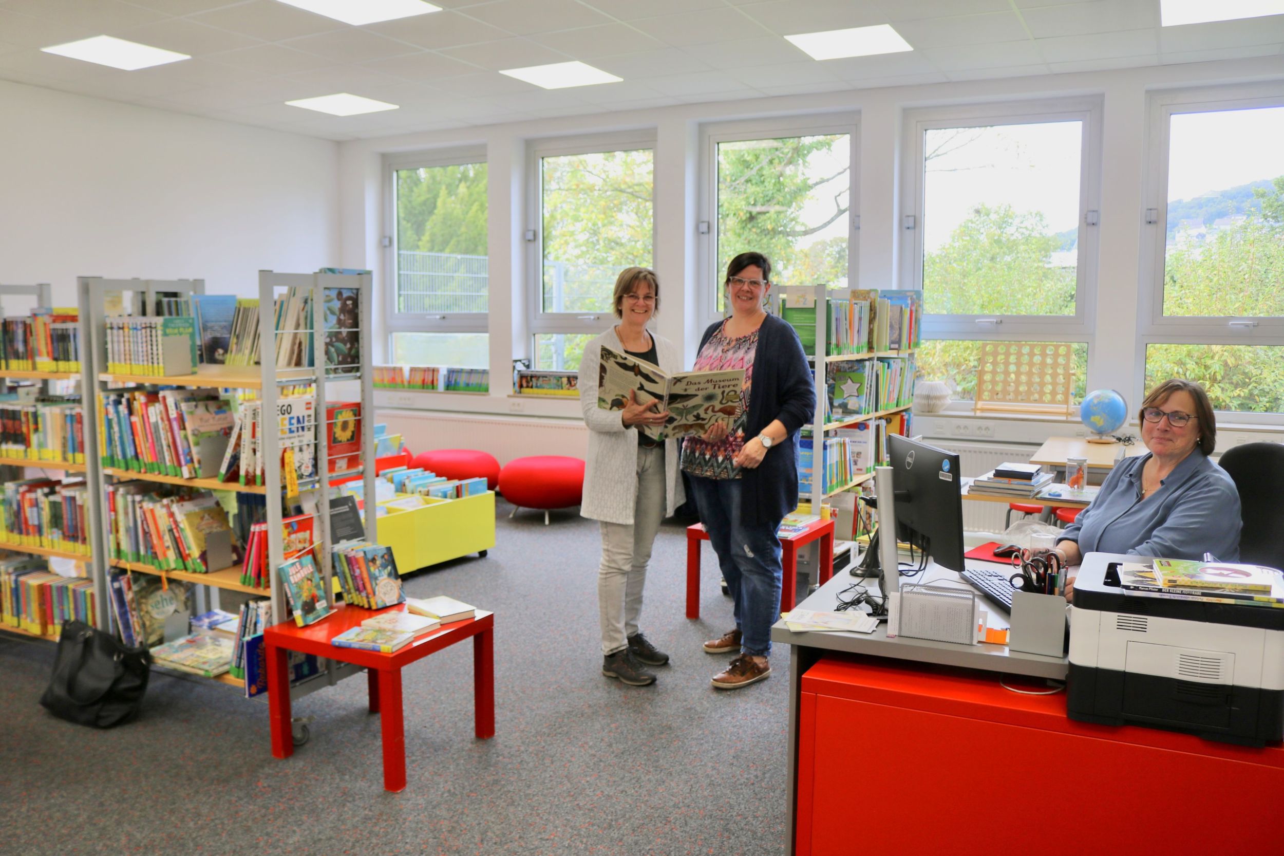 Alle Besucherinnen und Besucher werden vom Team der Mediothek herzlich empfangen. Von links: Birgit Schnaubelt, Gabriele Feith, Barbara Stenger. Es fehlen: Christa Vieira und Anne Thielmann. Foto: Lahn-Dill-Kreis.