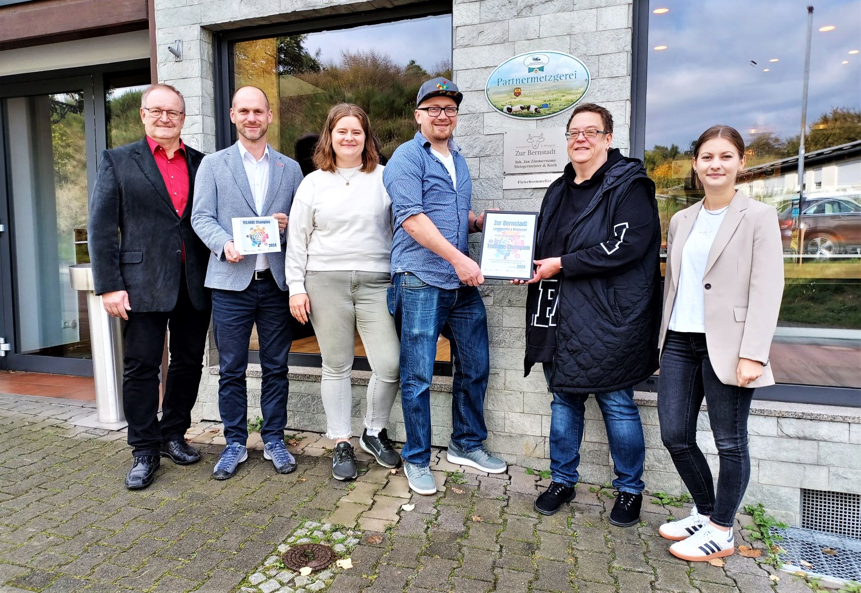 Zum zweiten Mal ging die Auszeichnung „Teilhabechampion des Monats“ an ein Unternehmen in Schöffengrund. (v. links): Michael Peller, Niklas Kraft-Schwiebs, Vivien Zimmermann, Jan Zimmermann, Susanne Eiben kommunale Behindertenbeauftragte des Lahn-Dill-Kreises, Kim Stahl, Wirtschaftsförderung des Lahn-Dill-Kreises. Foto: Monika Mundt