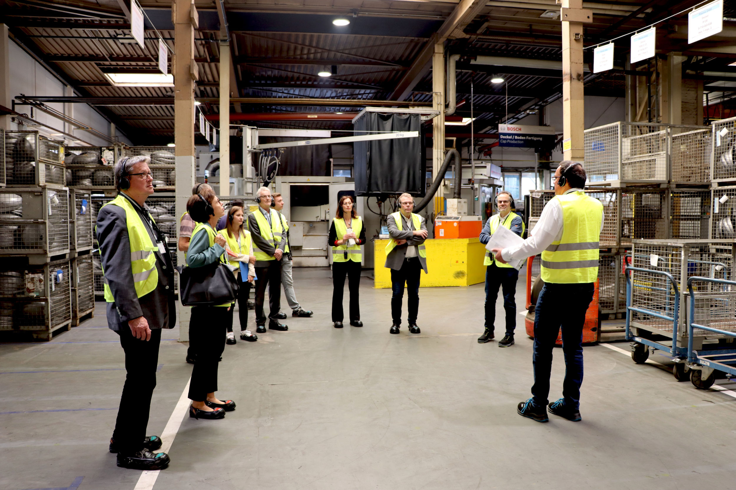 Werkleiter Frank Gerischer führte die Wirtschaftsdelegation rund um den Ersten Kreisbeigeordneten Roland Esch und Kreis-Wirtschaftdezernent Prof. Dr. Harald Danne durch die Produktionshallen des Bosch-Werks in Eibelshausen. Foto: Lahn-Dill-Kreis