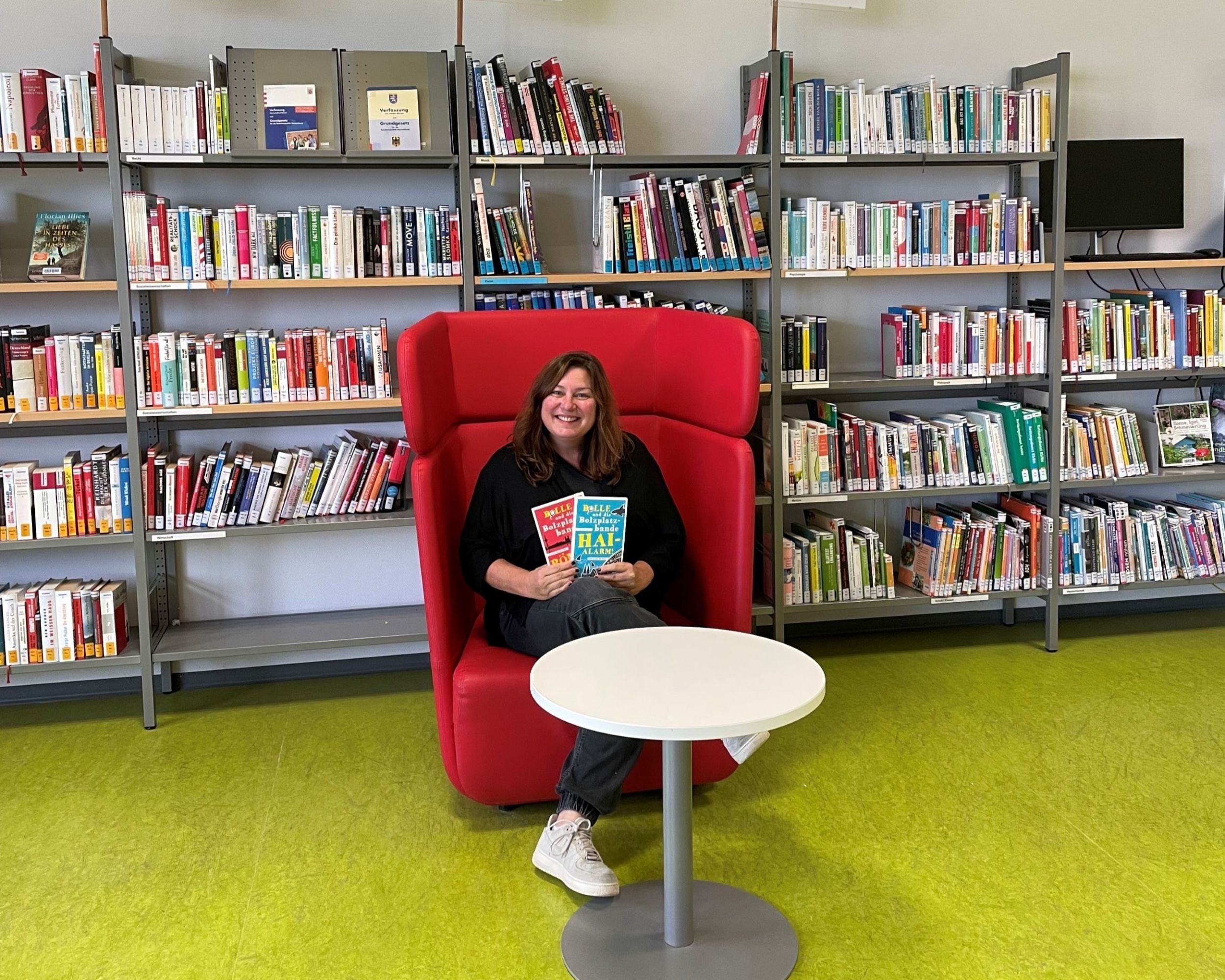 Christina Bacher in der Mediothek der Gesamtschule Schwingbach, kurz vor ihrer Lesung zur Kinderkrimi-Reihe „Bolle und die Bolzplatzbande“. Foto: Lahn-Dill-Kreis