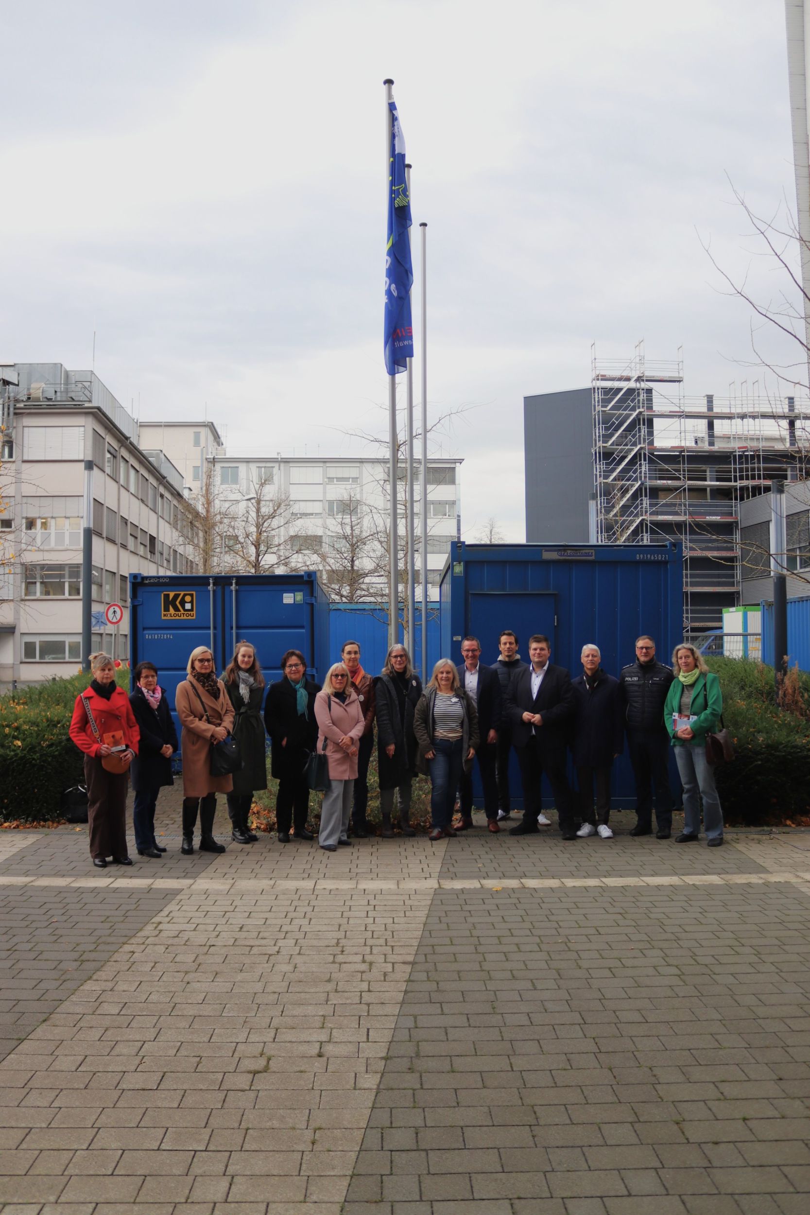 Viele Akteurinnen und Akteure aus Anlauf- und Beratungsstellen, Behörden, Polizei und Justiz kamen zum Aktionstag, um mit der Flagge der Frauenrechtsorganisation „Terre des Femmes“ ein Zeichen zu setzen. Foto: Lahn-Dill-Kreis