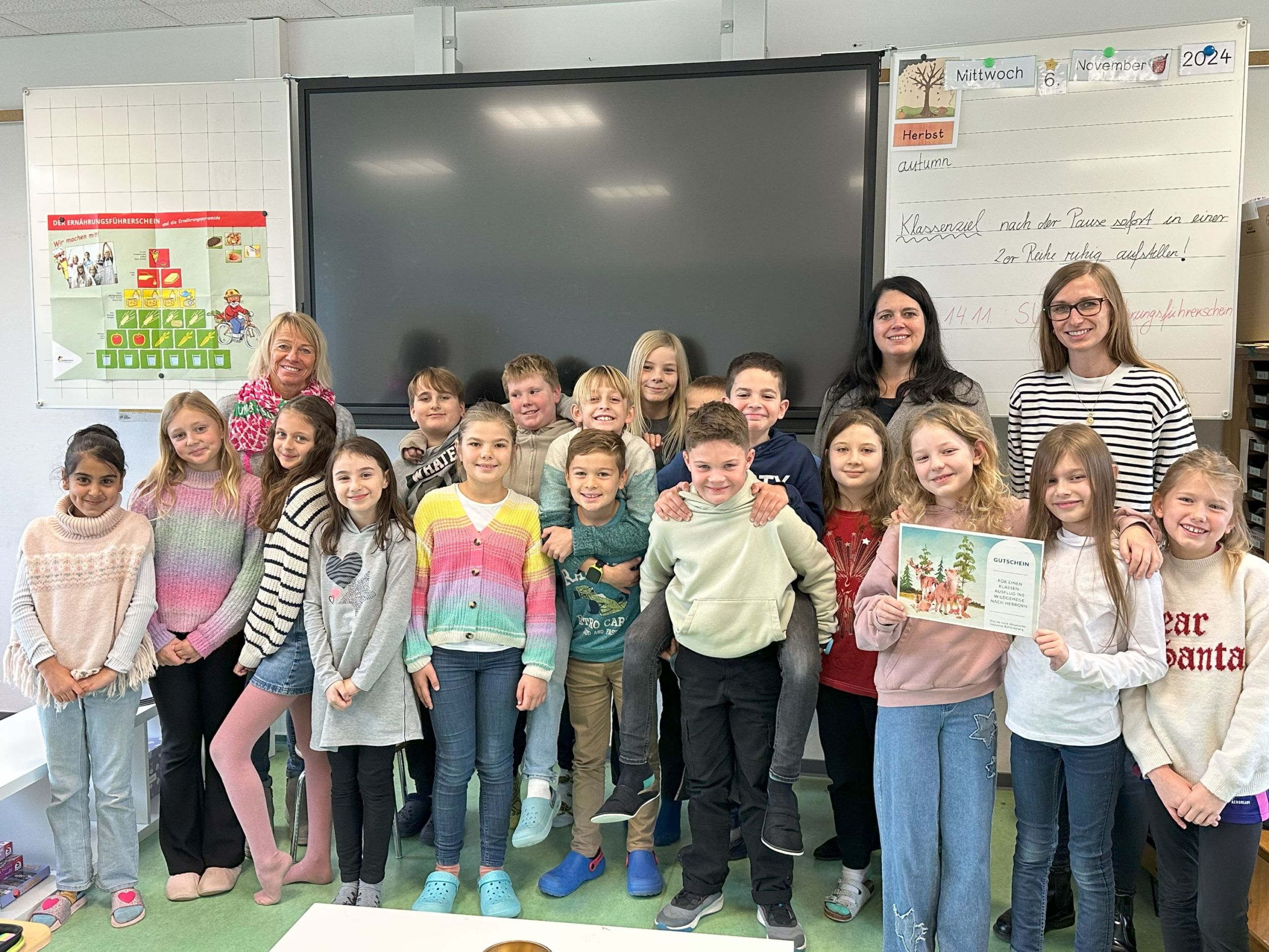 Laura Mette, Mobilitätsmanagerin des Lahn-Dill-Kreises (rechts) und Kreis-Umweltdezernentin Andrea Biermann (Zweite v. rechts) mit der Siegerklasse 4b der Grundschule an der Lahnaue. Foto: Lahn-Dill-Kreis