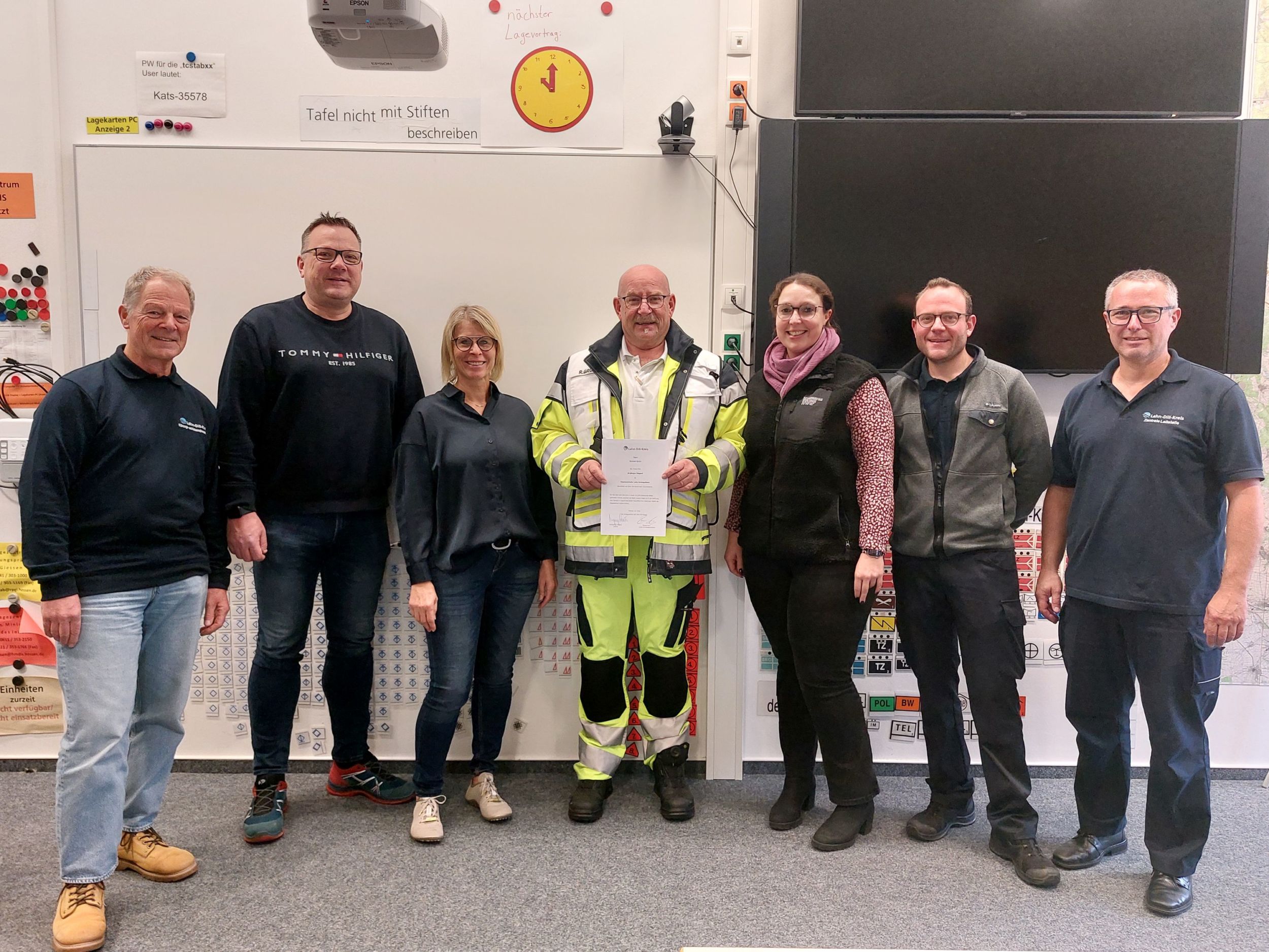 Reiner Grün (Mitte) wurde für ein Vierteljahrhundert als OLRD im Lahn-Dill-Kreis ausgezeichnet. Foto: Lahn-Dill-Kreis