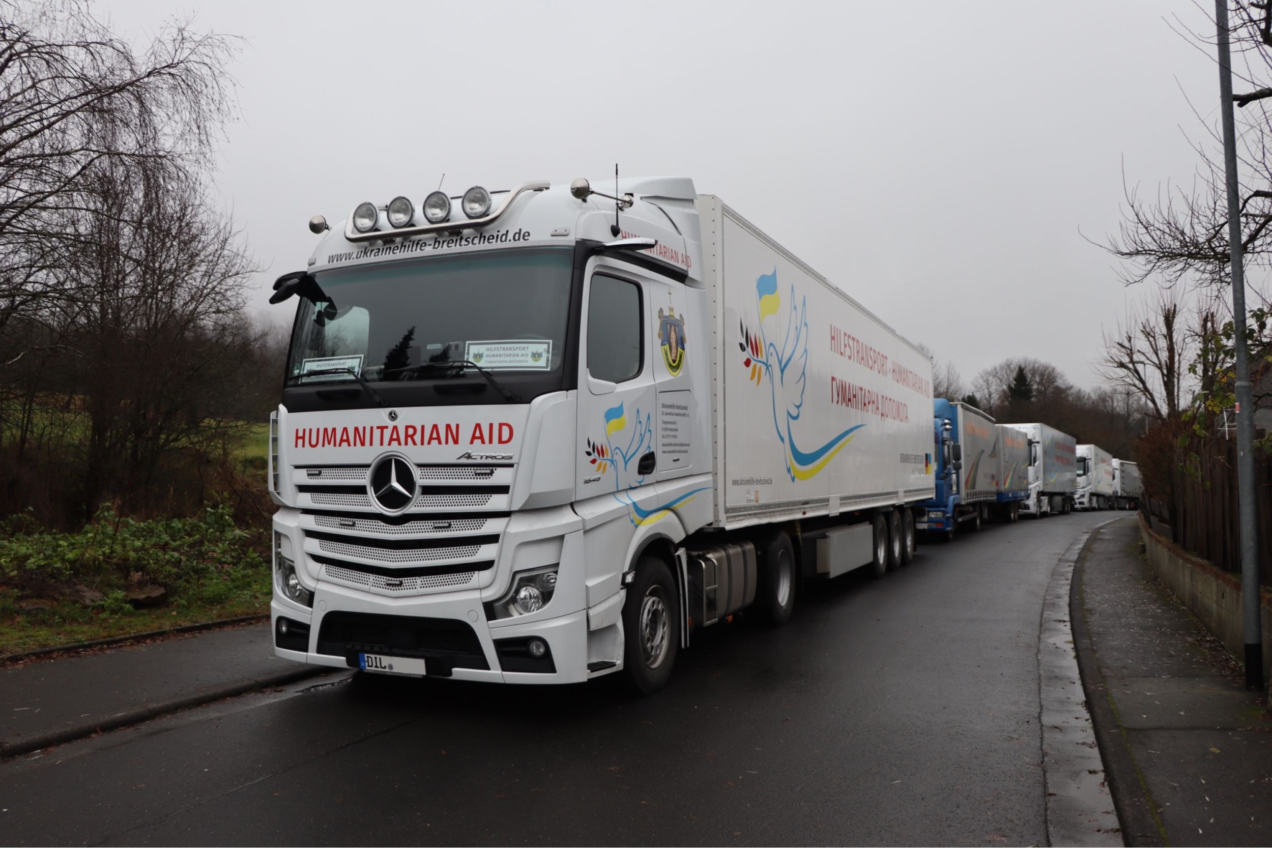 1.905 Kilometer legen die Hilfspakete für die ukrainische Partnerstadt hinter sich. Bild zeigt beladene LKW in einer Reihe stehend. Foto: Lahn-Dill-Kreis