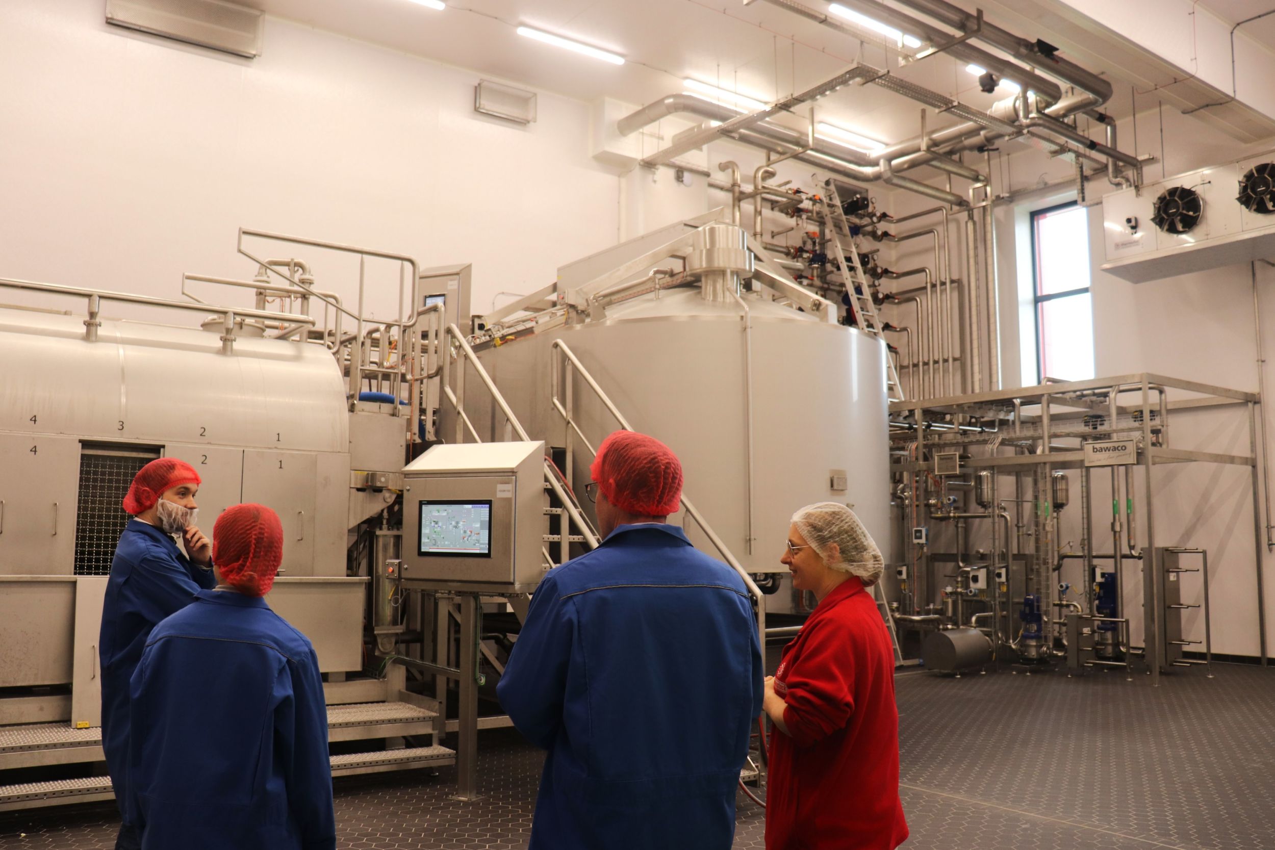 Die Teilnehmenden des Unternehmensbesuch bekamen einen detaillierten Einblick in die Handkäse-Produktion. Foto: Lahn-Dill-Kreis