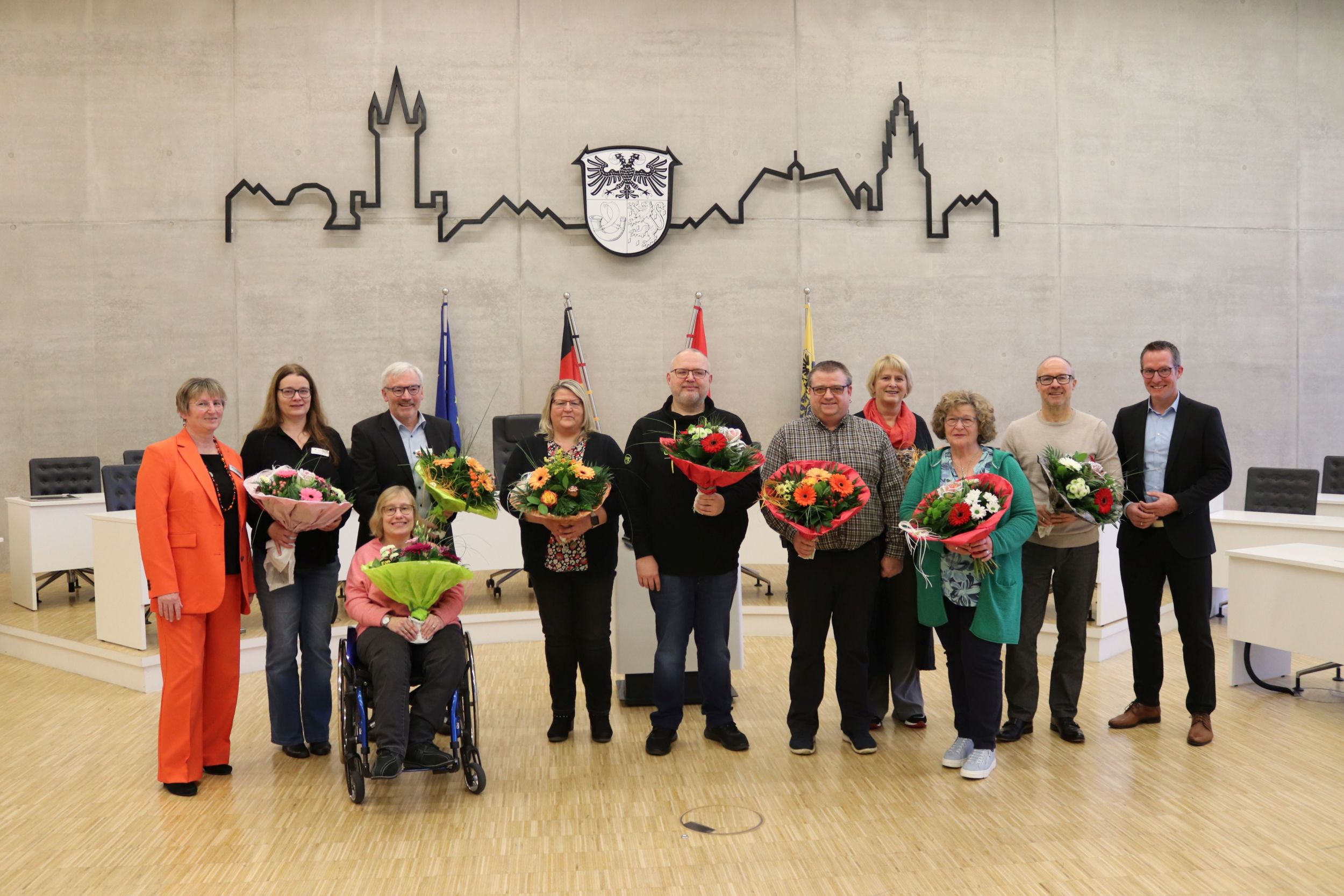 Neun Mitarbeitende wurden in Wetzlar zum Dienstjubiläum geehrt, von links: Personalratsvorsitzende Manuela Schupp, Kathrin Schwenk, Miriam Hoffmann, Dieter Fremd, Tanja Rödl, Armin Geisler, Timo Kleinhans, Elke Linsbauer, Andrea Stanlein, Stephan Weller und Landrat Carsten Braun. Foto: Lahn-Dill-Kreis