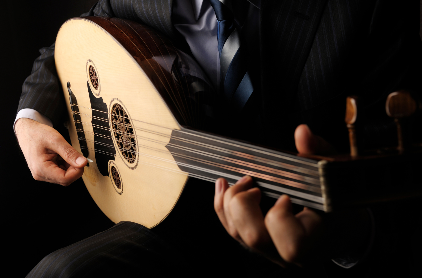 Mit der Oud – dem traditionellen, lautenartigen Instrument des Nahen Ostens – erzählt David Salom musikalische Geschichten, die Brücken zwischen Kulturen schlagen. Fotos: tunart von Getty Images Signature via canva.com