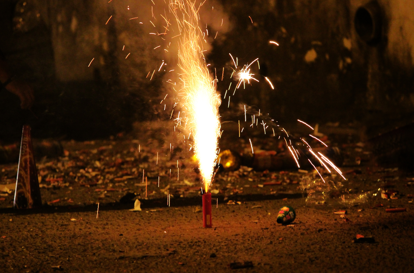 Die Kreis-Gefahrenabwehr gibt Tipps, um das Silvesterfeuerwerk sicher zu genießen. Foto: Archana_Manjrekar von Getty Images via canva.com