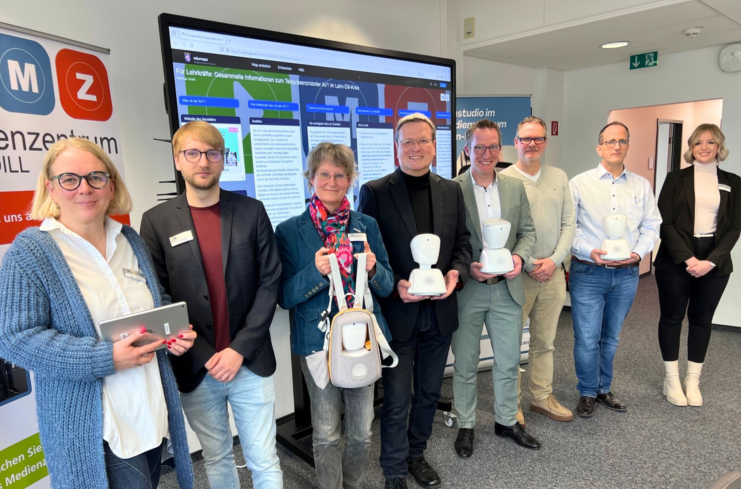 Von links nach rechts: Silke Schaub, Matthias Aubel und Simone Vetter von der Kreis-Schulabteilung/Medienzentrum Lahn-Dill, Schuldezernent Roland Esch, Landrat Carsten Braun, Lars Otto von „NoIsolation“, Kristian Snoeijer, Leiter des überregionalen Beratungs- und Förderzentrums im Förderschwerpunkt körperliche und motorische Entwicklung Limburg-Weilburg und Lahn-Dill und Liana Miske (Kreis-Schulabteilung) freuen sich, dass die vier Lern-Avatare jetzt einsatzbereit sind, um Schülerinnen und Schüler im Lahn-Dill-Kreis zu unterstützen. Foto: Lahn-Dill-Kreis