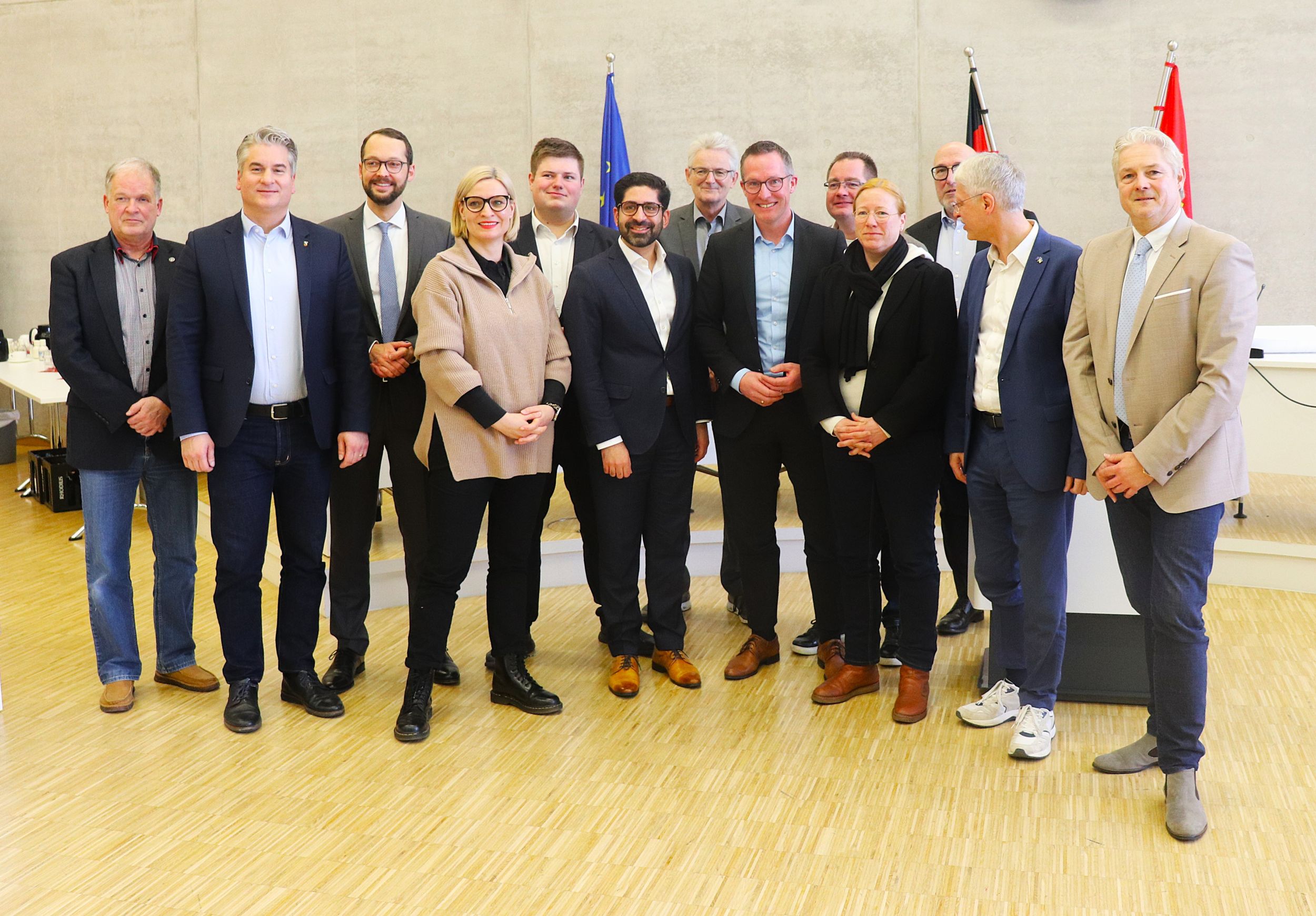 Von links nach rechts: Jürgen Mock (Bürgermeister Ehringshausen), Christian Schwarz (Bürgermeister Aßlar), Jan Schneider (Regierungsvizepräsident), Cirsten Kunz-Strueder (MdL), Johannes Volkmann (Kreistagsvorsitzender), Kaweh Mansoori (Hessischer Minister für Wirtschaft, Energie, Verkehr, Wohnen und ländlichen Raum), Harald Danne (Kreis-Wirtschaftsdezernent), Landrat Carsten Braun, Frank Steinraths (MdL), Dagmar Schmidt (MdB), Jörg Michael Müller (MdL), Dr. Matthias Büger (MdL) und Carsten Seelmeyer (Haiger) sind sich einig: Es muss eine Lösung zum Erhalt der Behelfsausfahrt „Am Behlkopf“ zum Abfallwirtschaftszentrum Aßlar geben! Foto: Lahn-Dill-Kreis