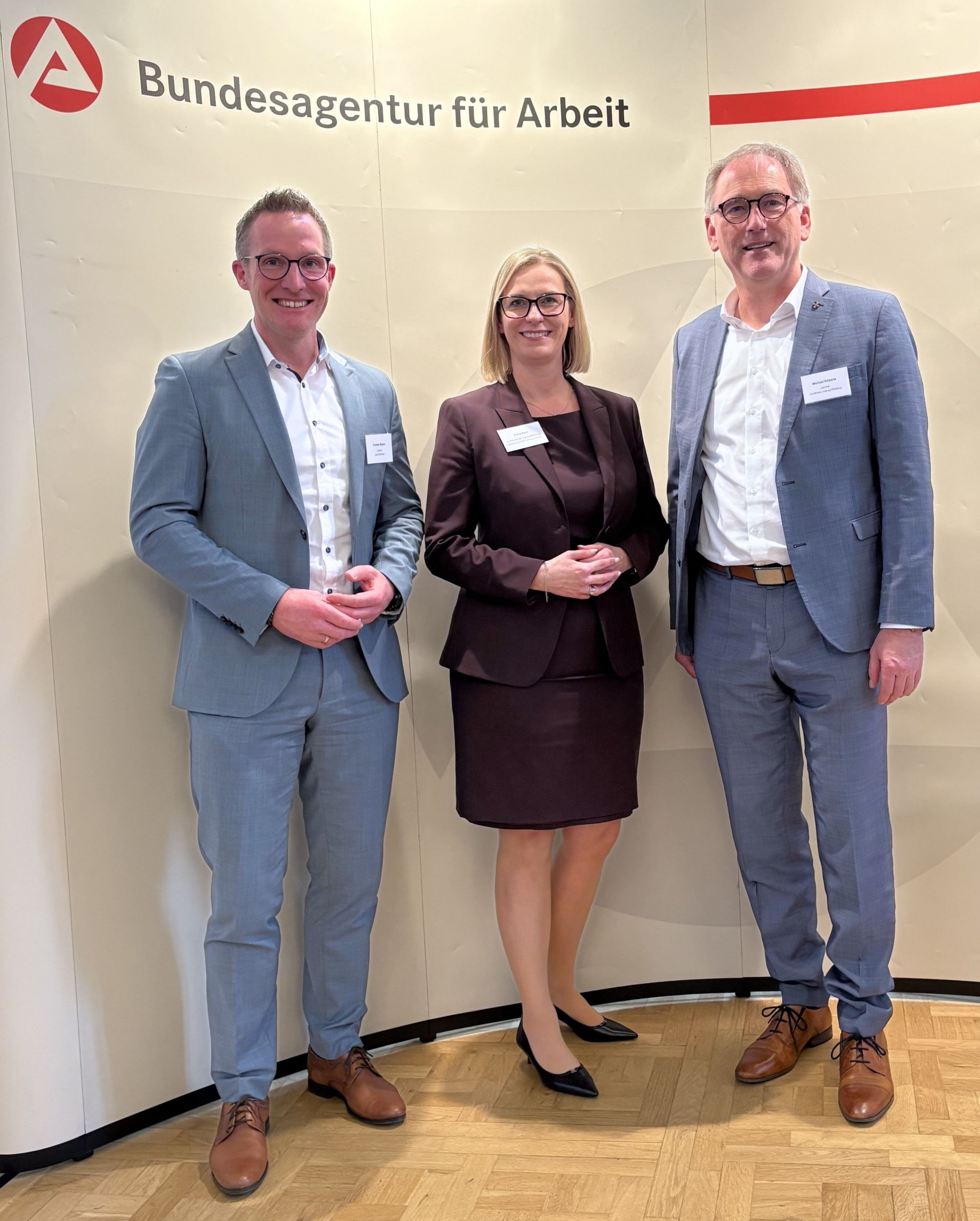 Von links nach rechts: Carsten Braun, Petra Kern und Michael Köberle setzen auch weiterhin auf eine enge Zusammenarbeit, um den Arbeitsmarkt in der Region zu gestalten. Foto: Lahn-Dill-Kreis