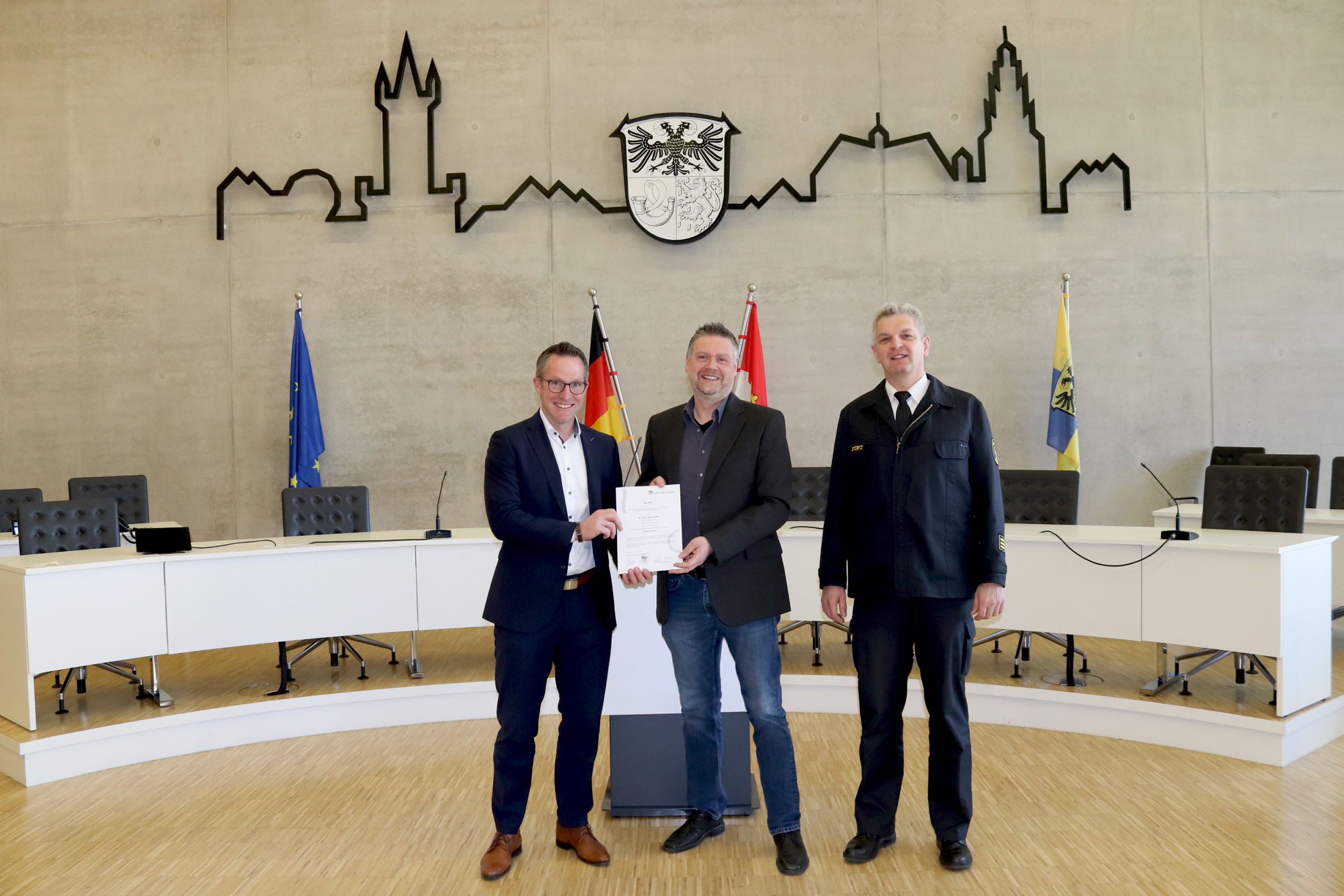 Landrat Carsten Braun (links) und Kreisbrandinspektor Harald Stürtz (rechts) bedankten sich für das wichtige Engagement im Ehrenamt. Foto: Lahn-Dill-Kreis