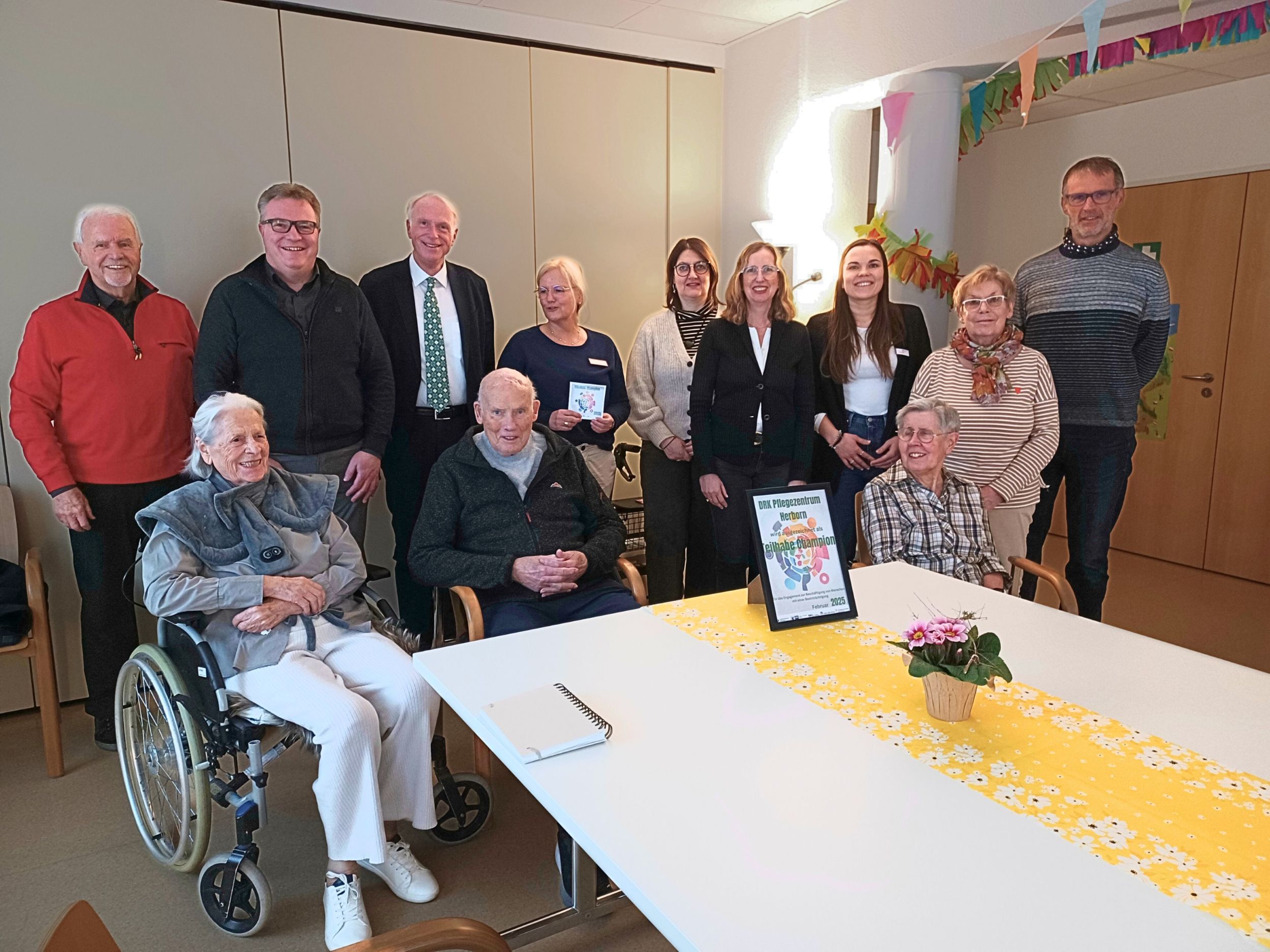 Die Mitarbeitenden sowie die Bewohnerinnen und Bewohner des DRK Pflegezentrum Herborn freuen sich über die Auszeichnung zum Teilhabechampion. Foto: Einheitliche Ansprechstelle für Arbeitgeber im Lahn-Dill-Kreis (EAA)