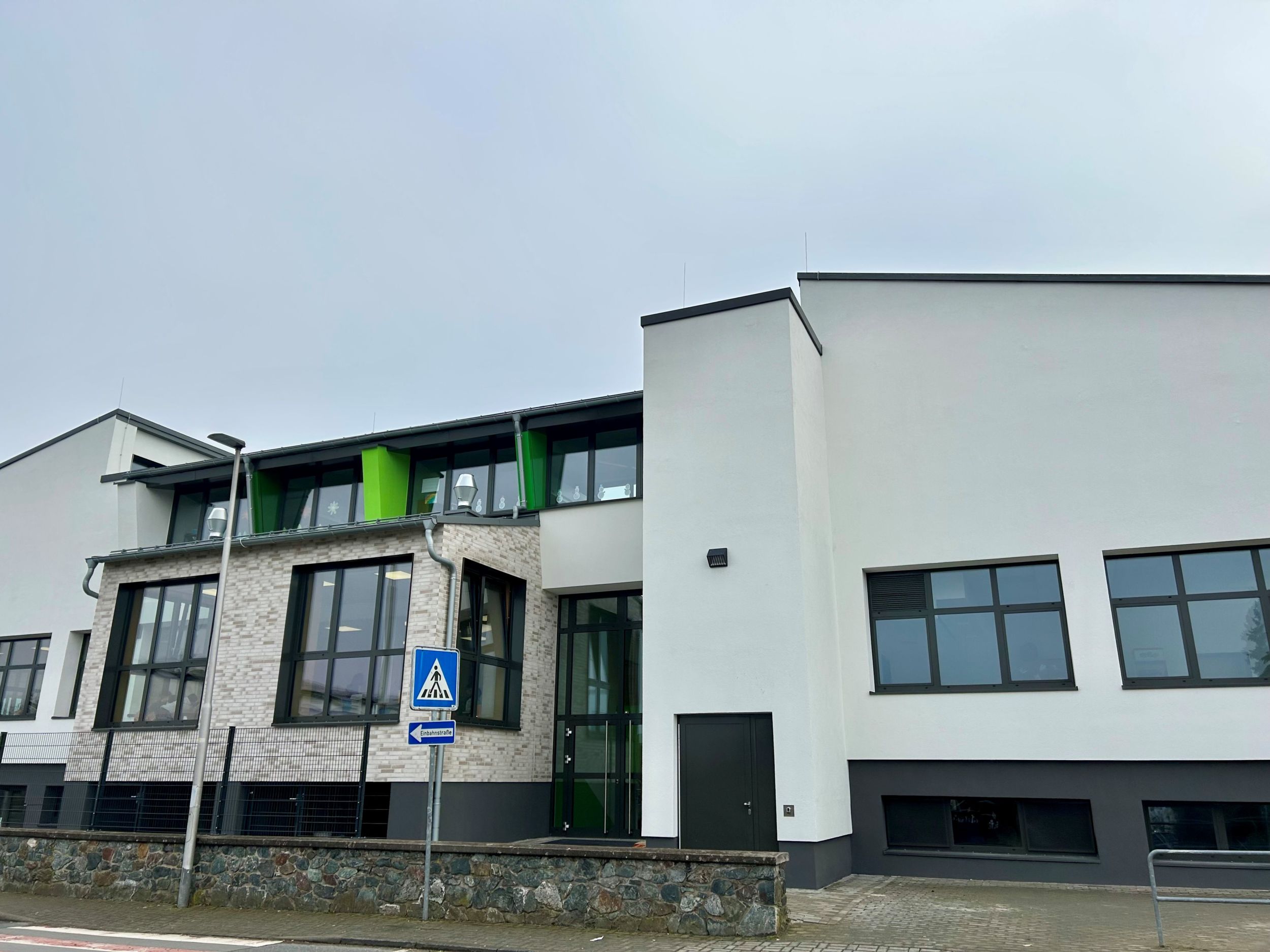 Die Fassade der Schloss-Schule in Braunfels erstrahlt im neuen Glanz. Foto: Lahn-Dill-Kreis